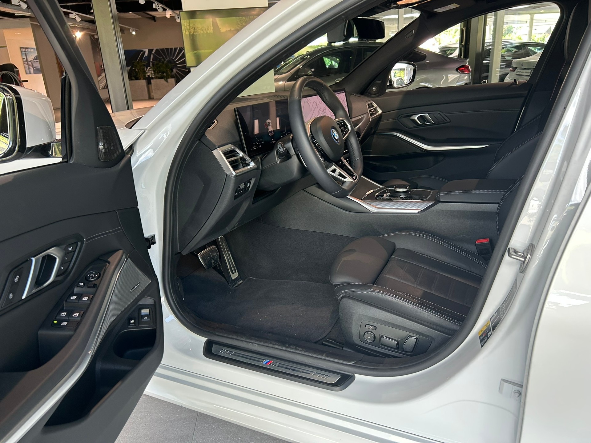 BMW 330e x DriveTouring Steptronic M Sport Pro-image-21