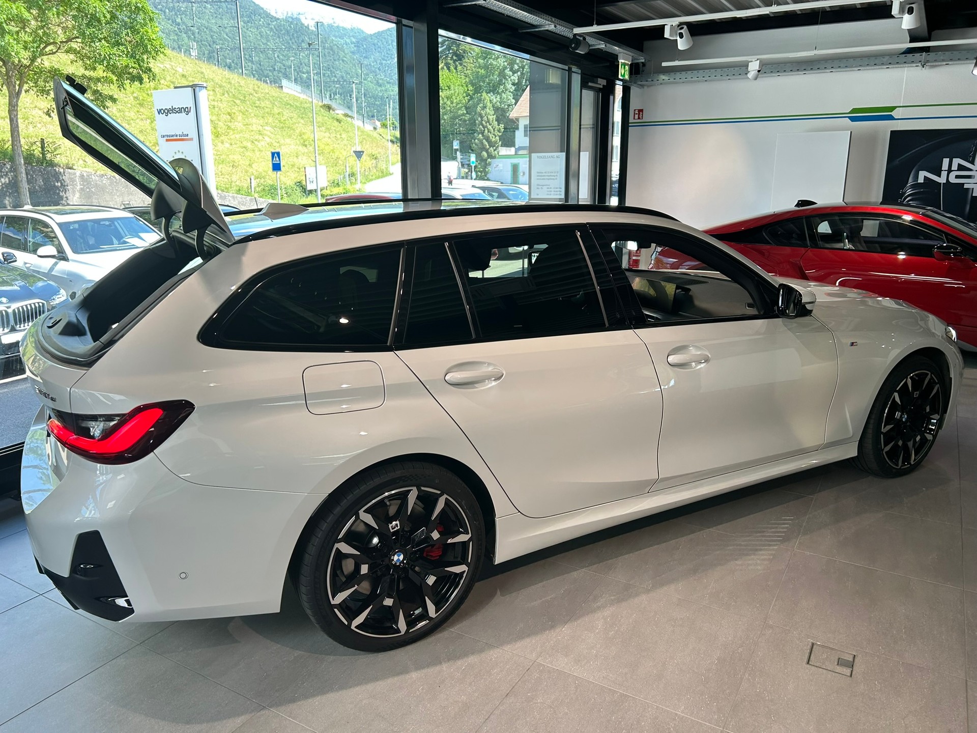 BMW 330e x DriveTouring Steptronic M Sport Pro-image-10