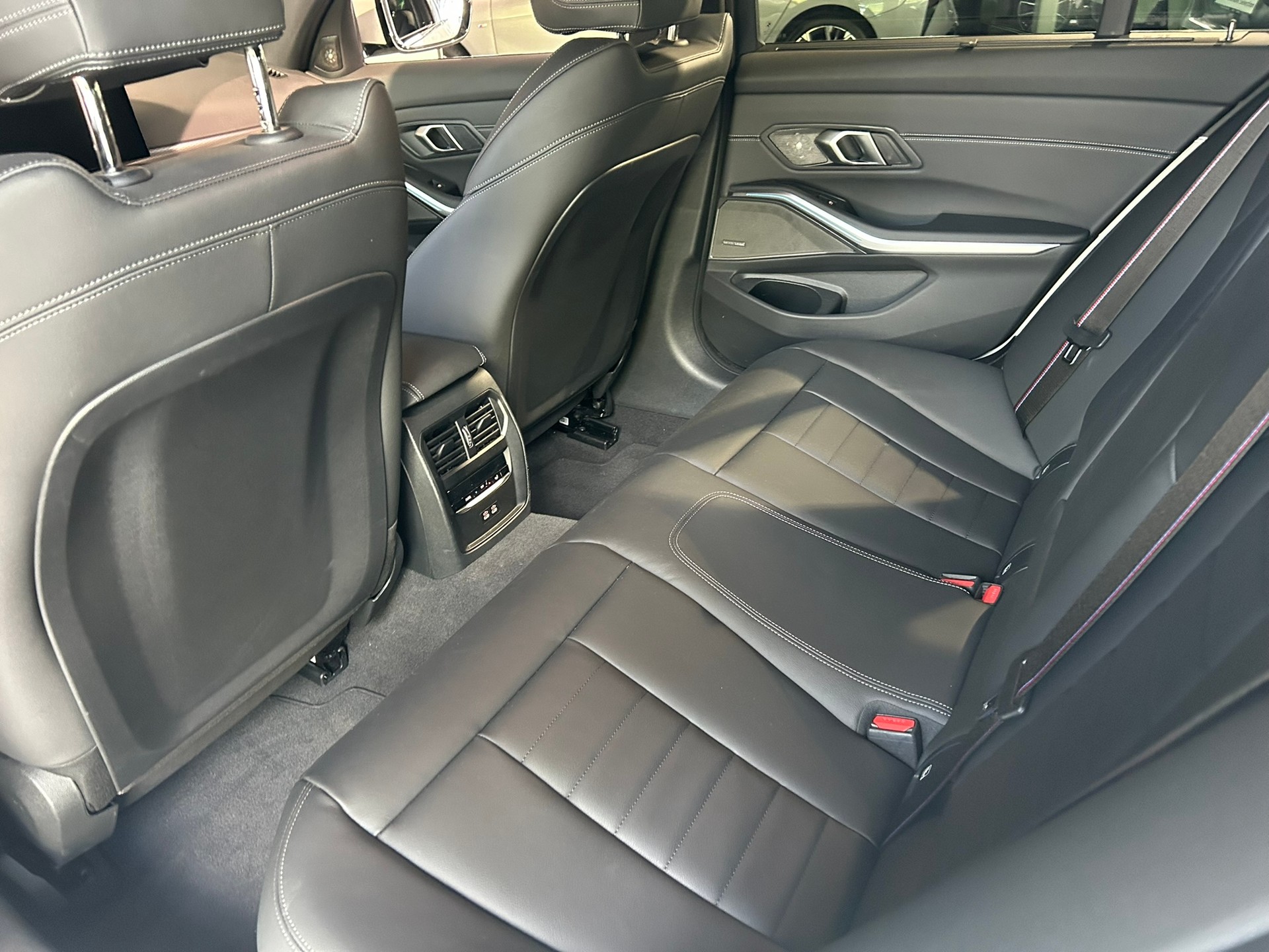 BMW 330e x DriveTouring Steptronic M Sport Pro-image-30