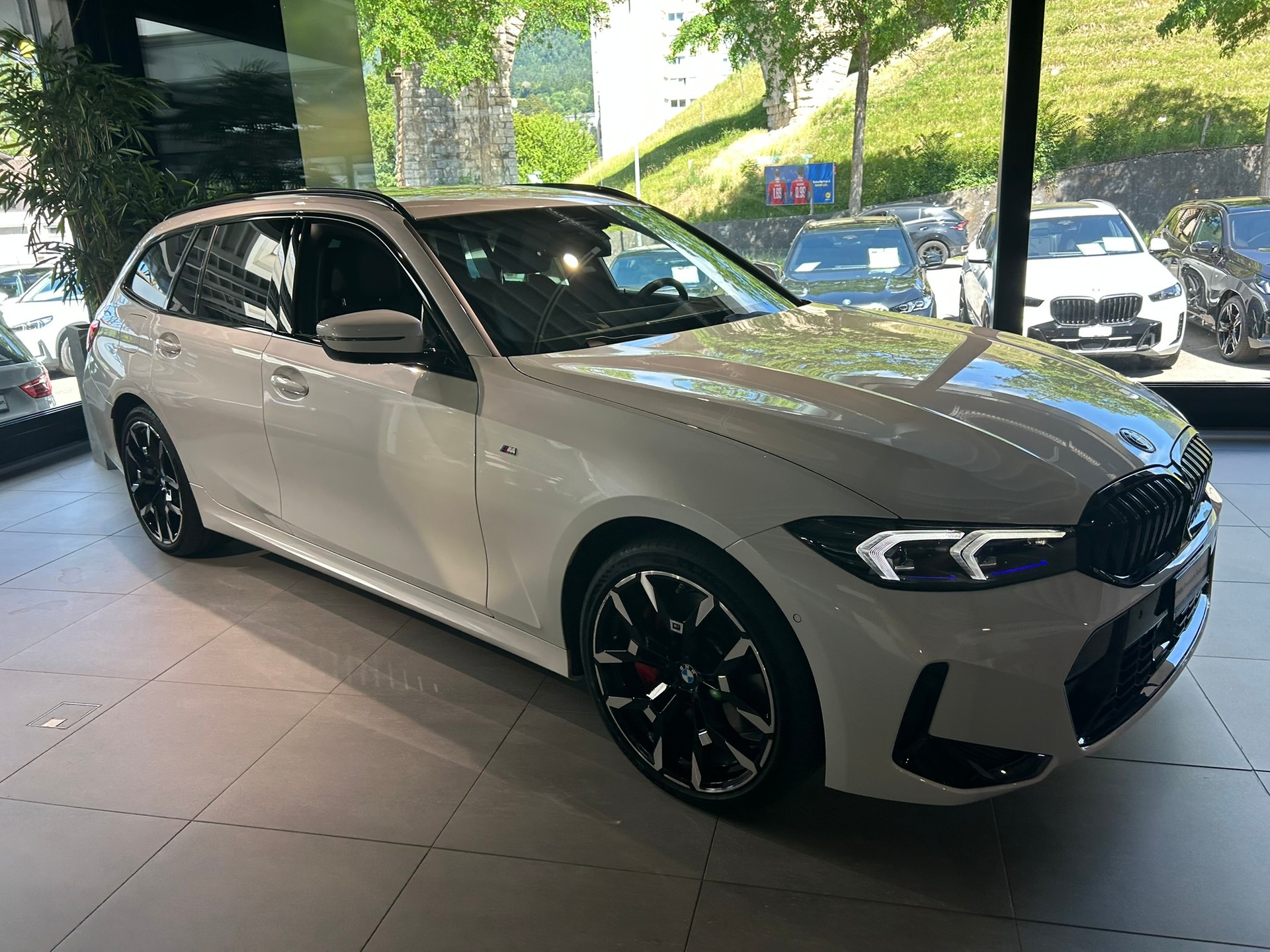 BMW 330e x DriveTouring Steptronic M Sport Pro-image-8