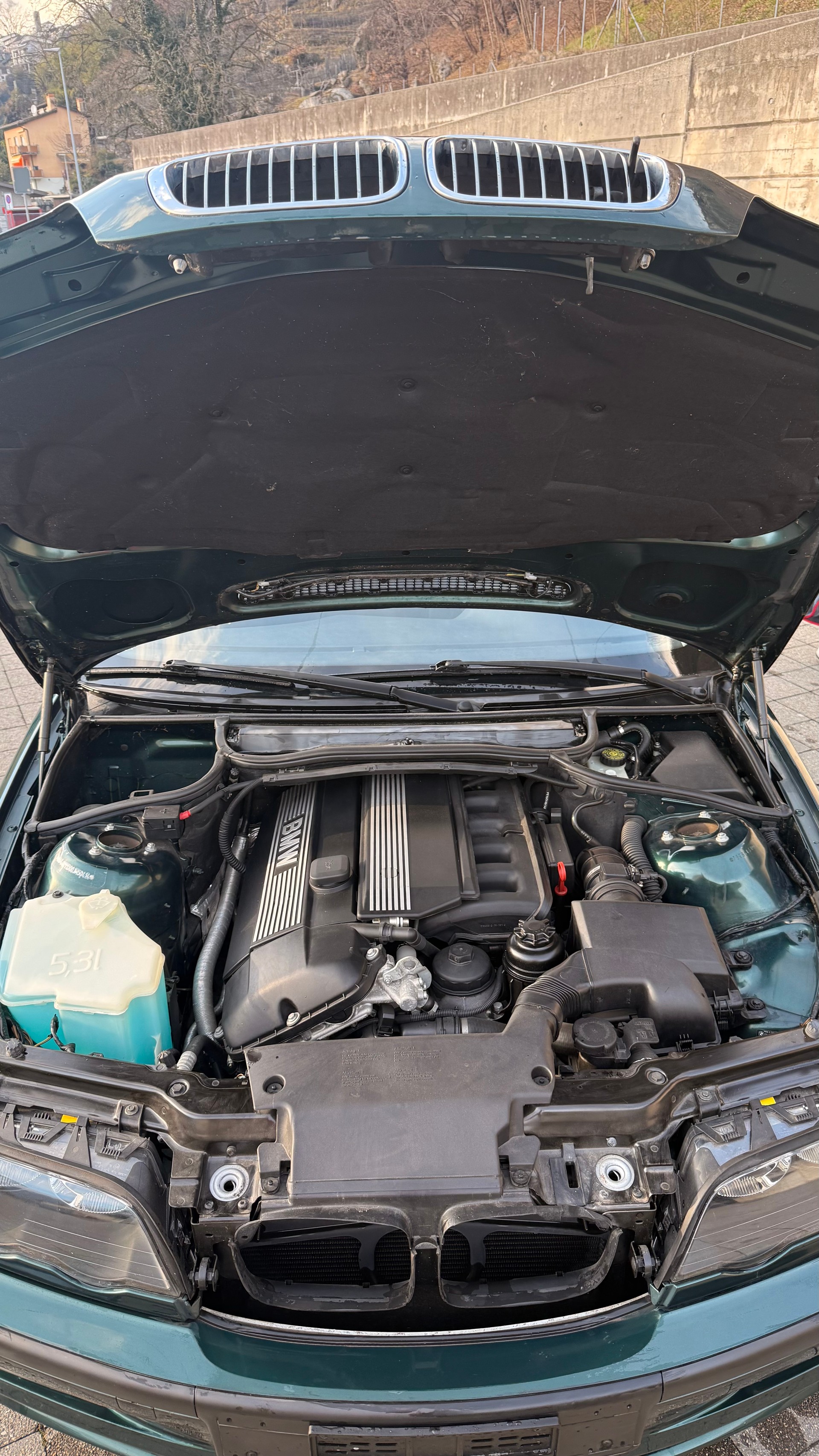 BMW 320i-image-3
