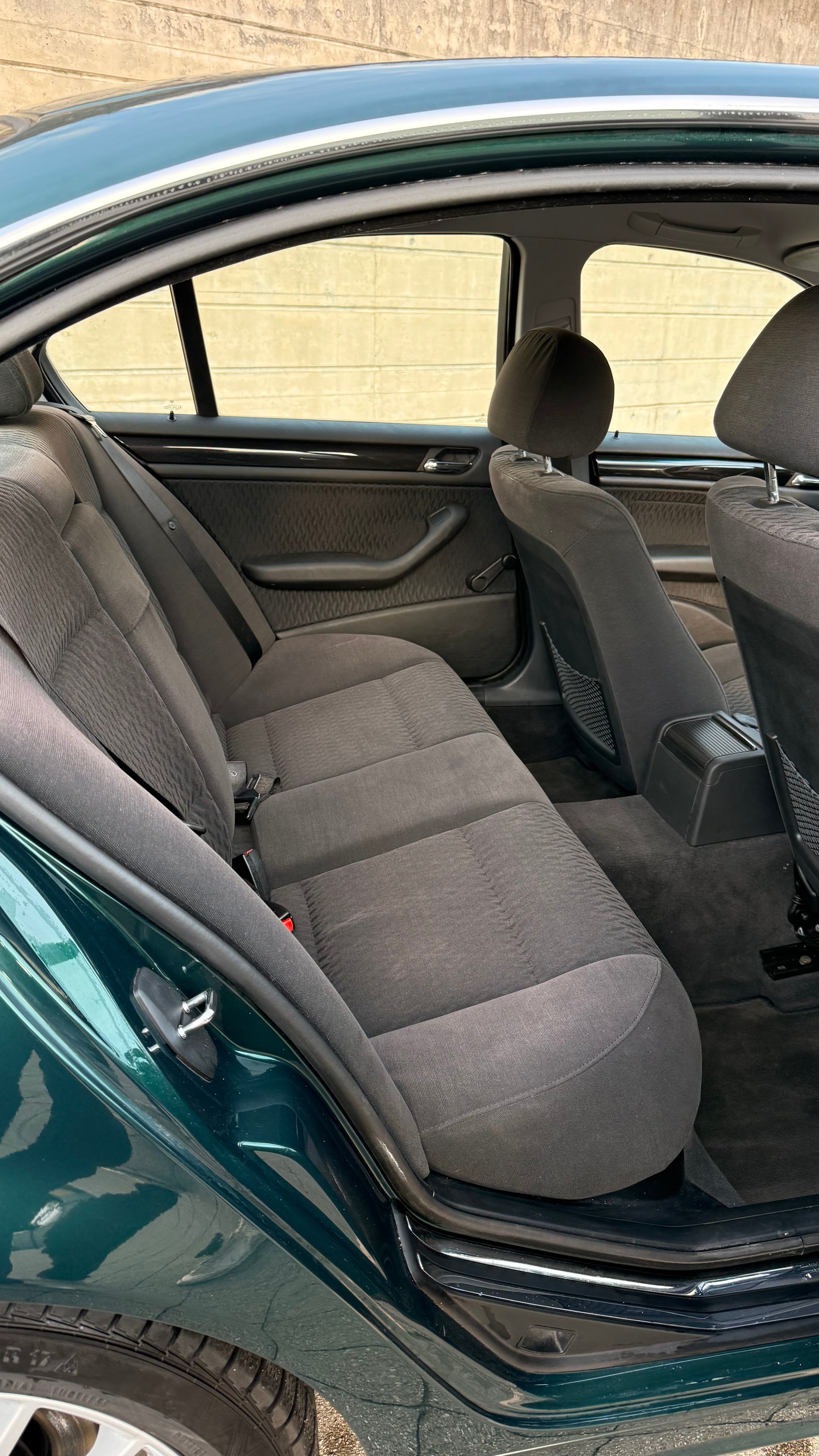 BMW 320i-image-4