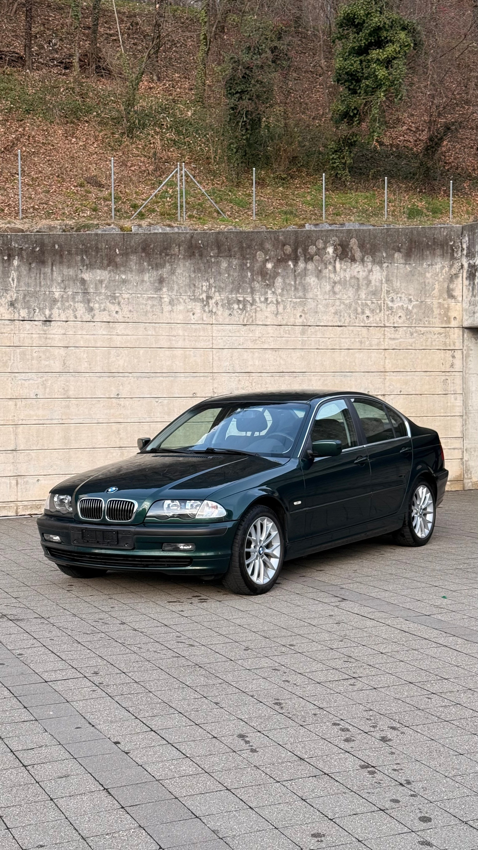BMW 320i-image-0