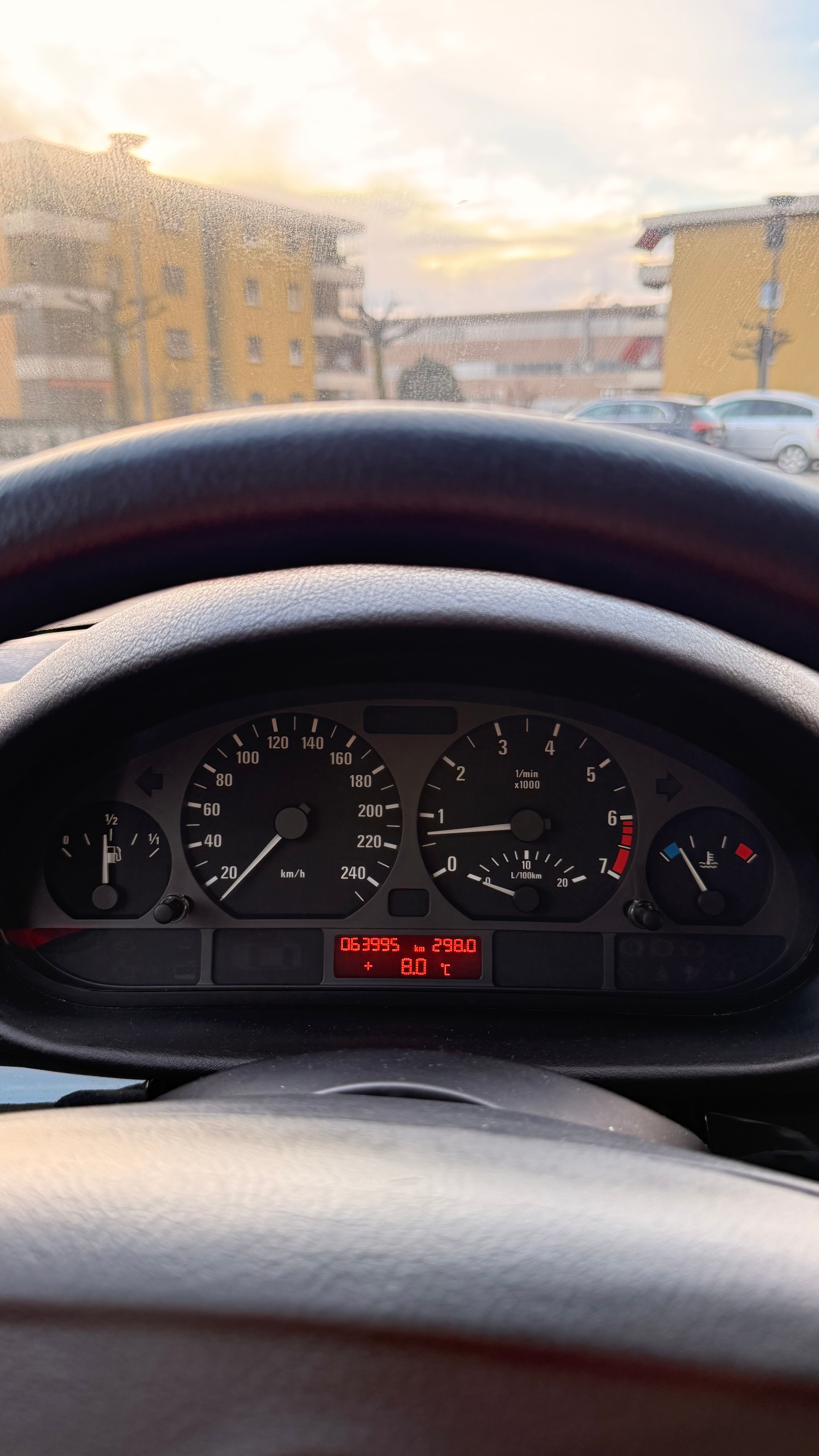 BMW 320i-image-1