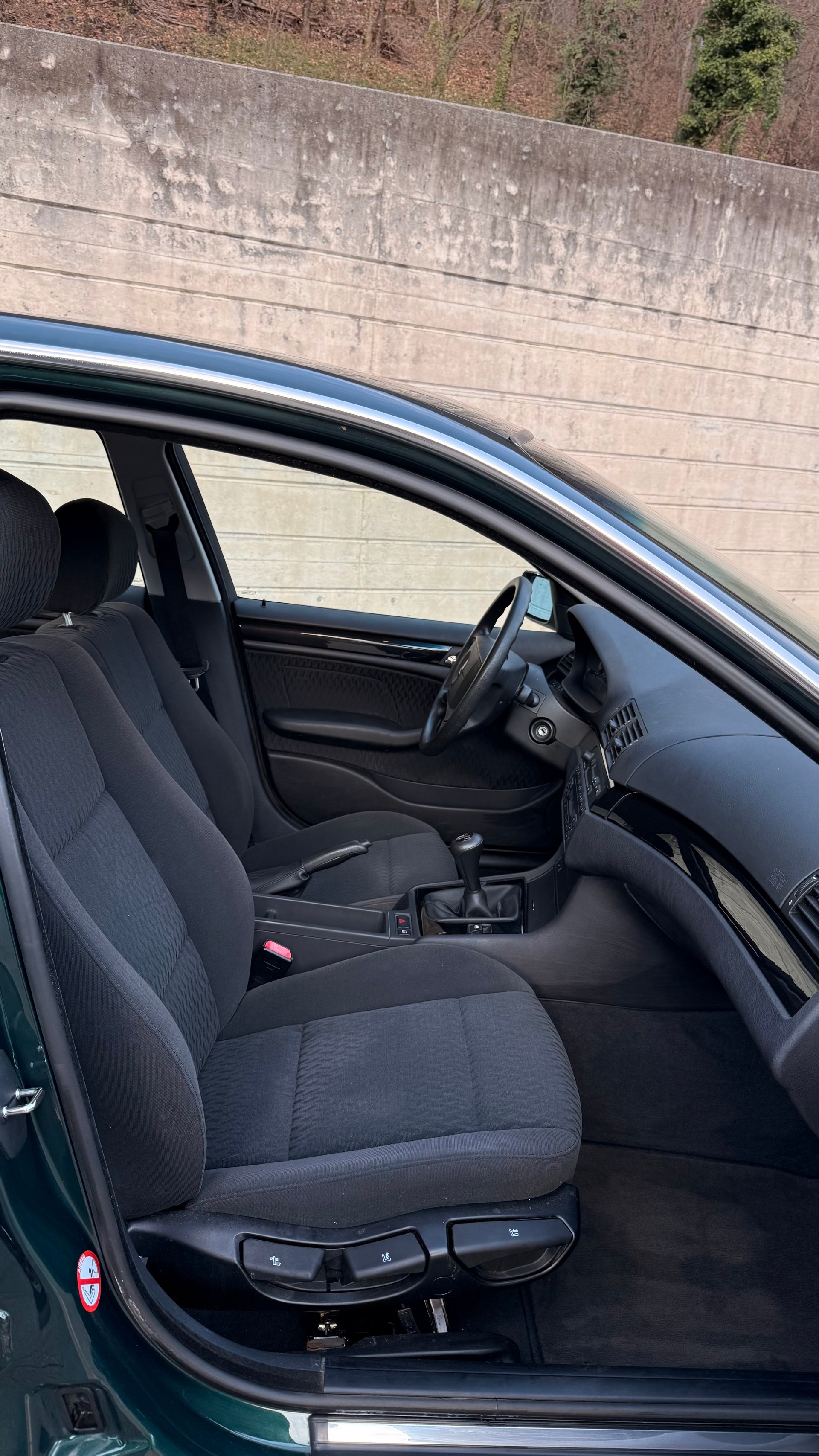 BMW 320i-image-2