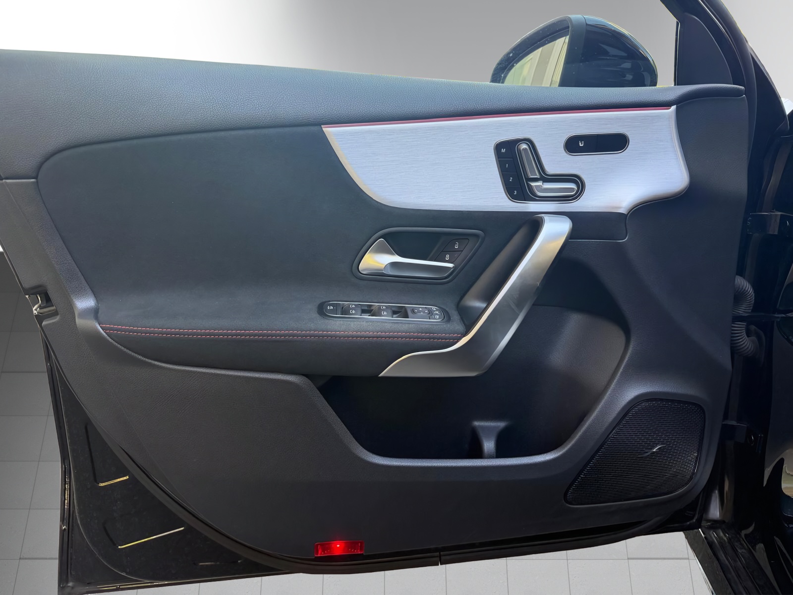 MERCEDES-BENZ A 200 AMG Line-image-8