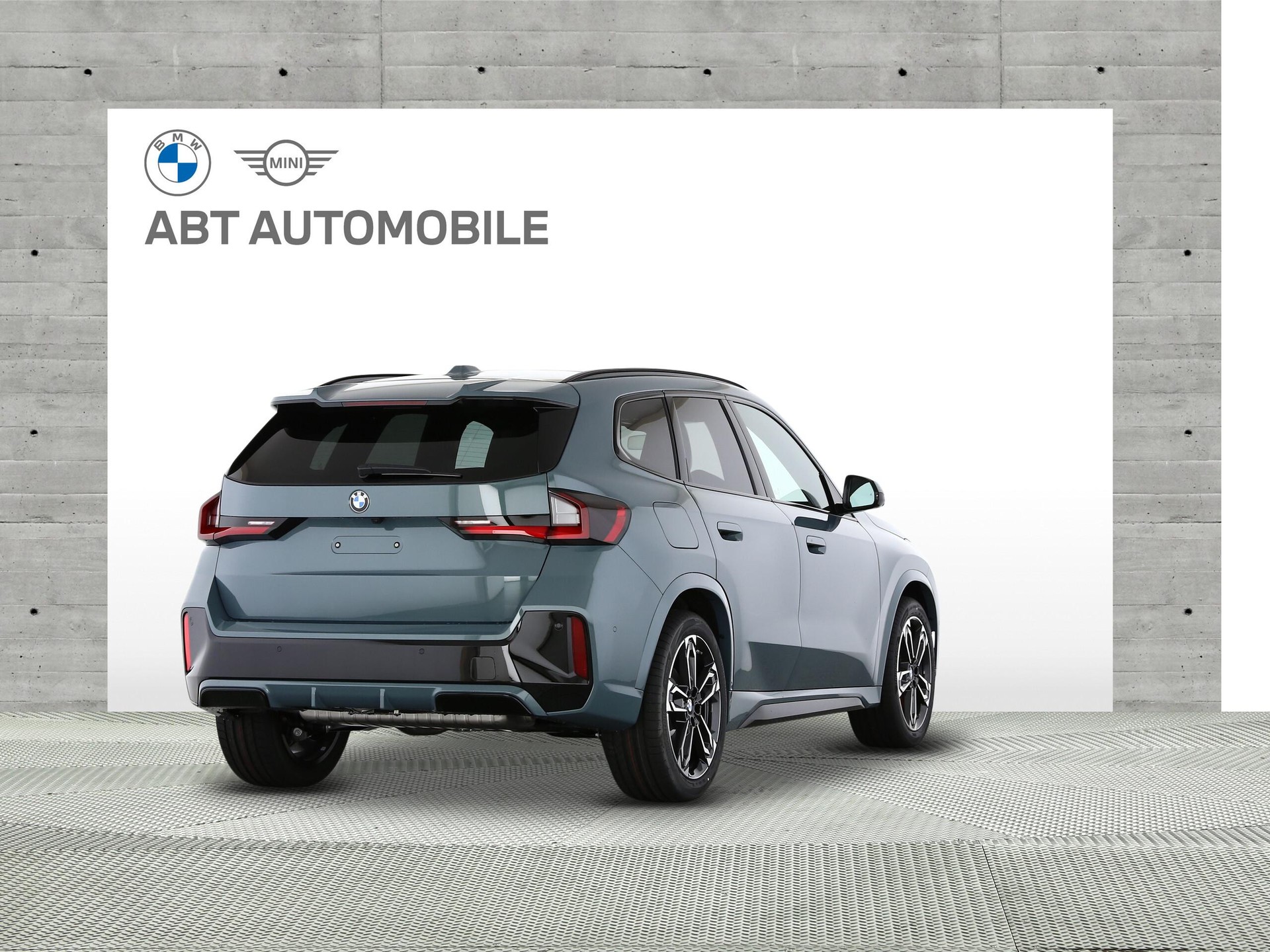 BMW X1 23i xDrive paddles-image-2