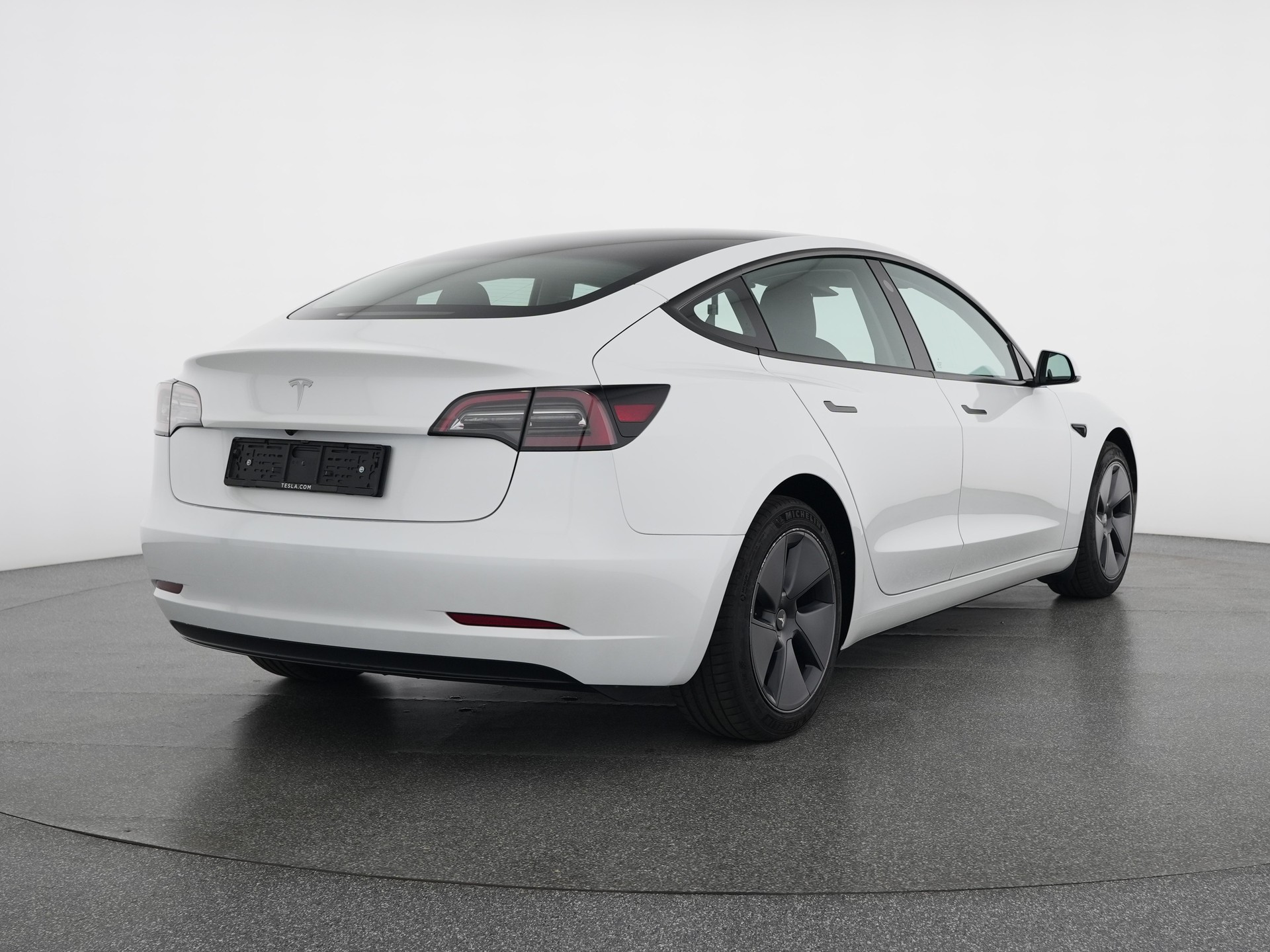TESLA TESLA Model 3 Standard Range Plus Rear-Wheel Drive-image-3