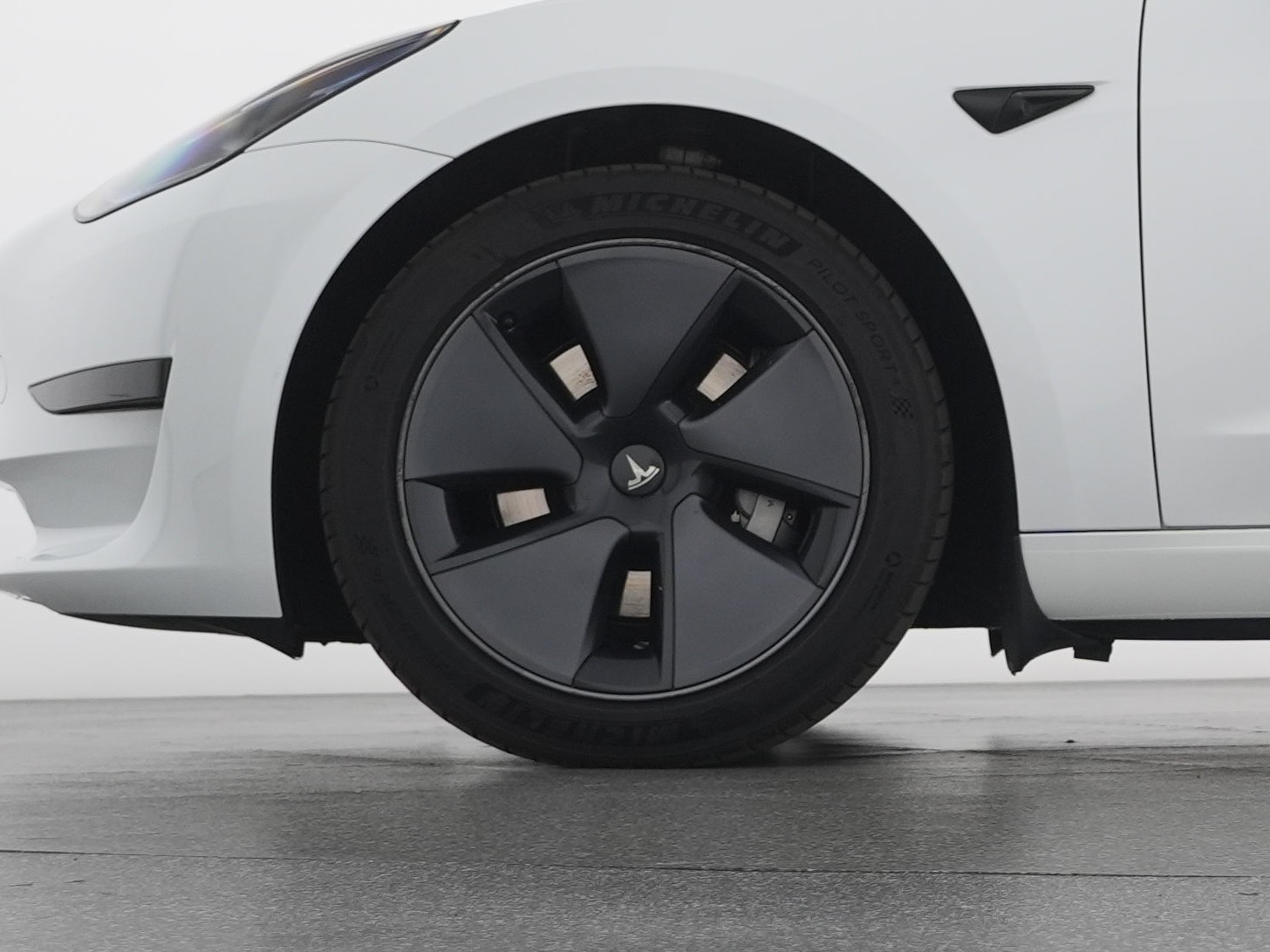 TESLA TESLA Model 3 Standard Range Plus Rear-Wheel Drive-image-1