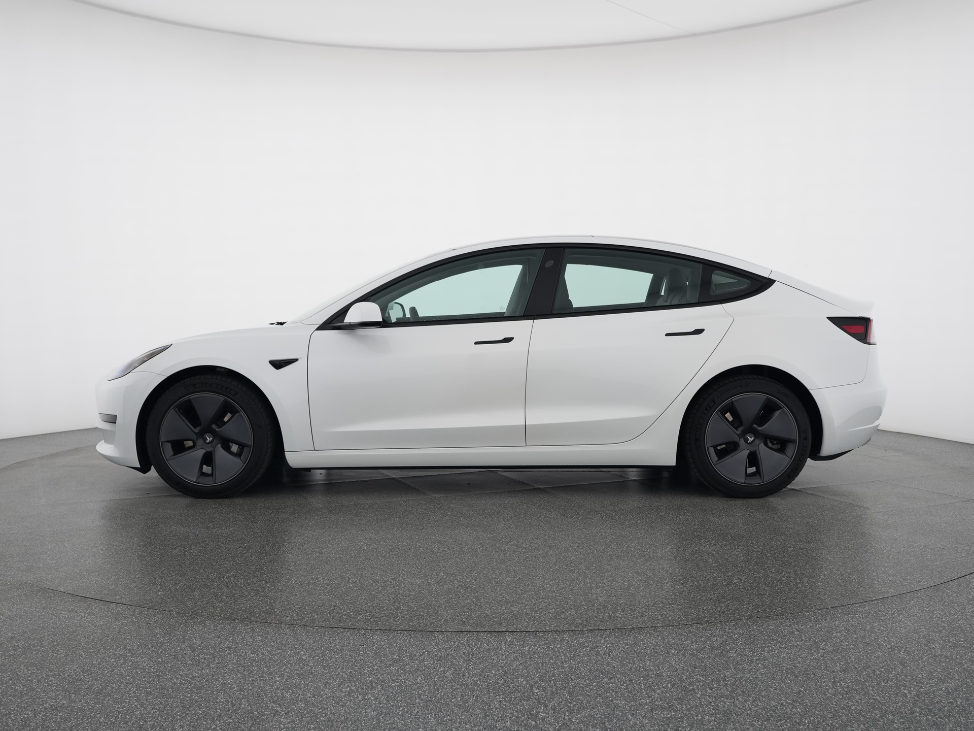 TESLA TESLA Model 3 Standard Range Plus Rear-Wheel Drive-image-2