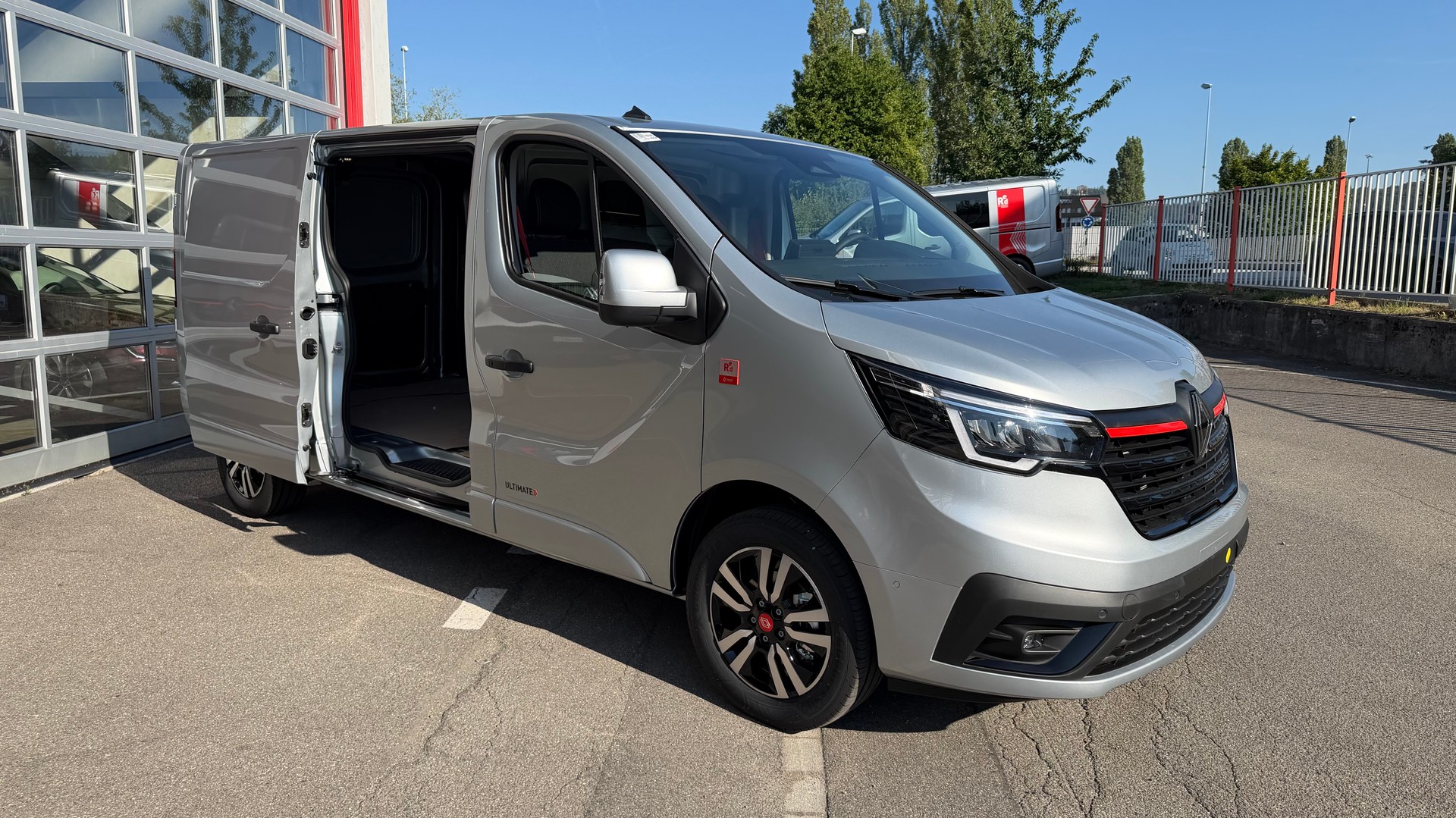 RENAULT Trafic Ultimate L2H1-image-1