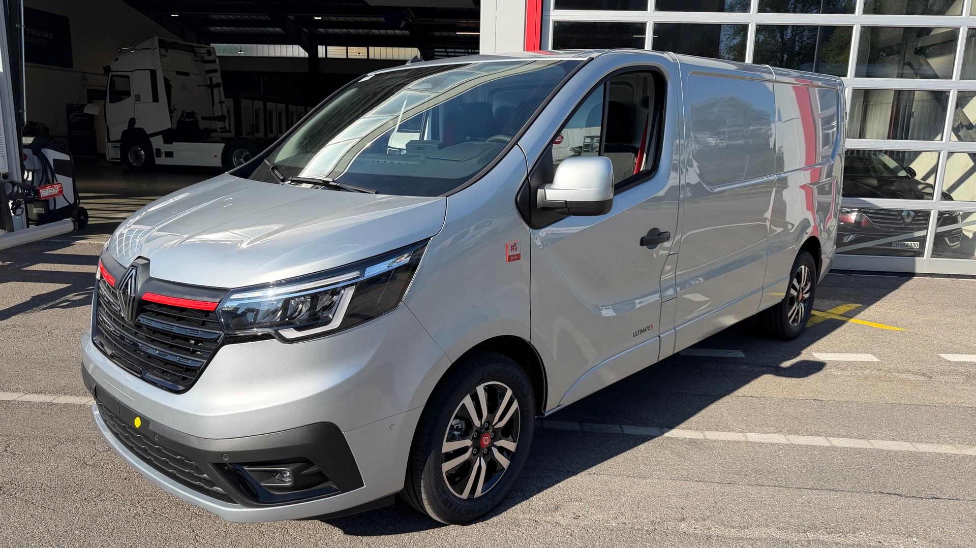 RENAULT Trafic Ultimate L2H1-image-0