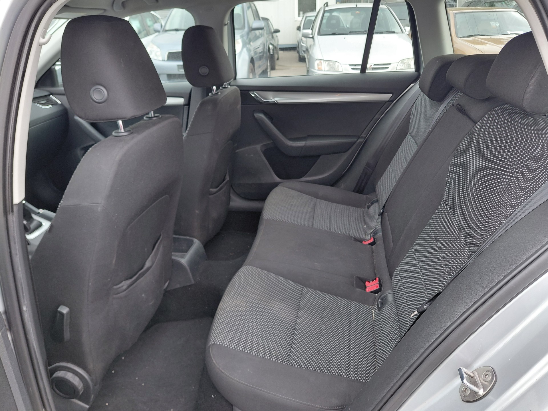 SKODA Octavia Combi 1.6 TDI Elegance 4x4-image-11