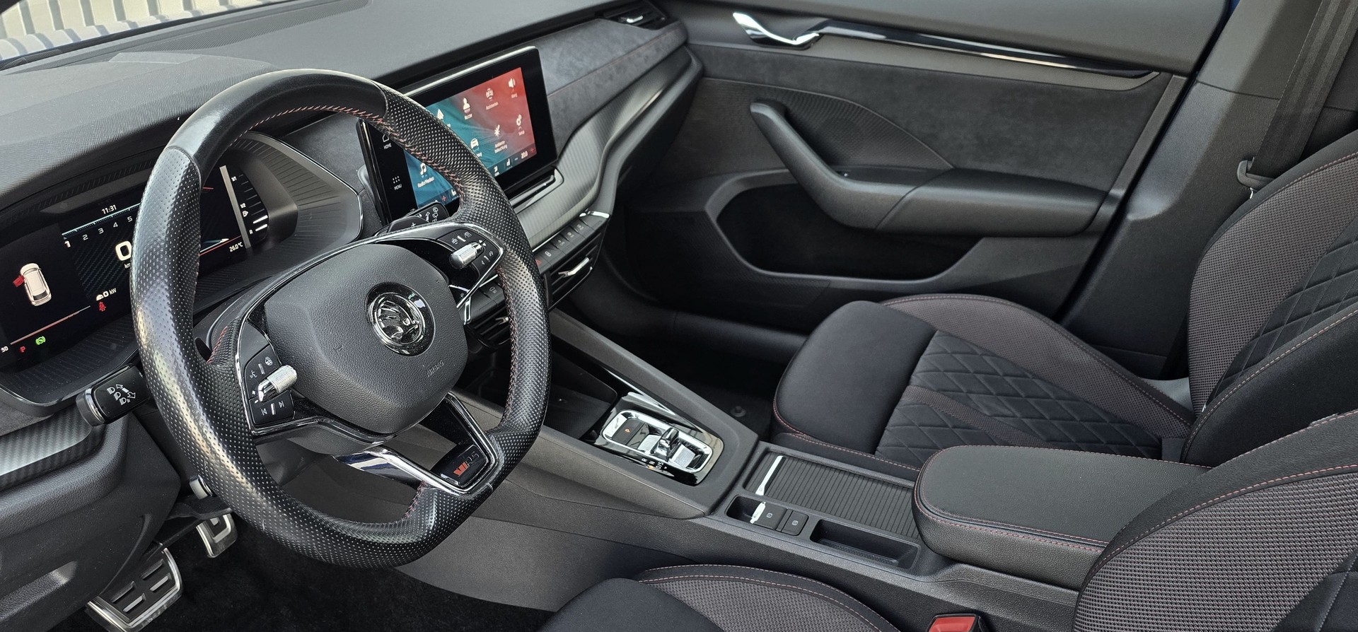 SKODA Octavia Combi 2.0 TSI DSG RS-image-4