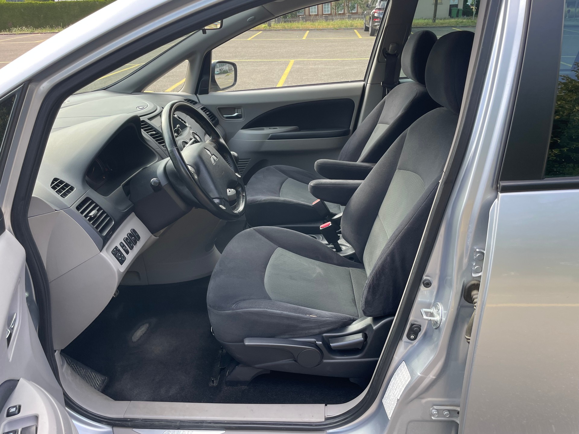 MITSUBISHI Grandis 2.4 16V Celebration 30-image-10