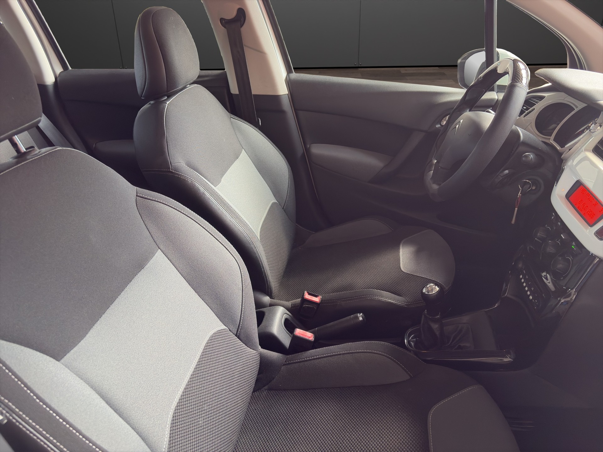 CITROEN C3 1.4i 75 Attraction-image-12