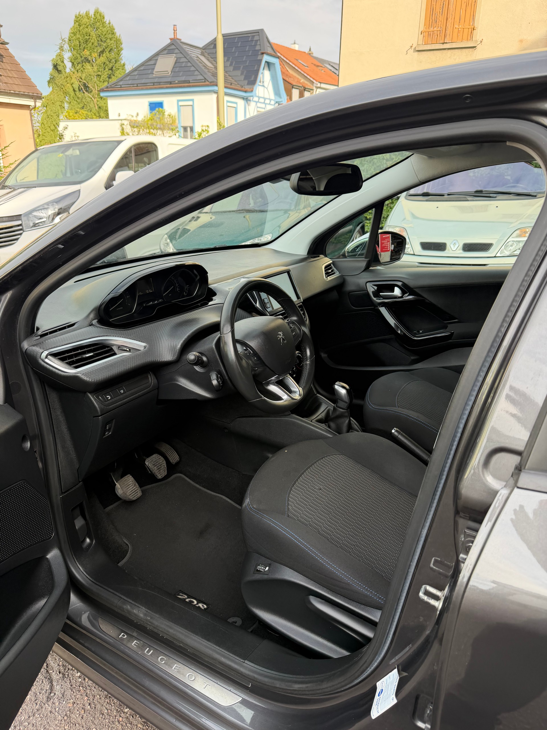 PEUGEOT 208 1.2 PureTech Active-image-7