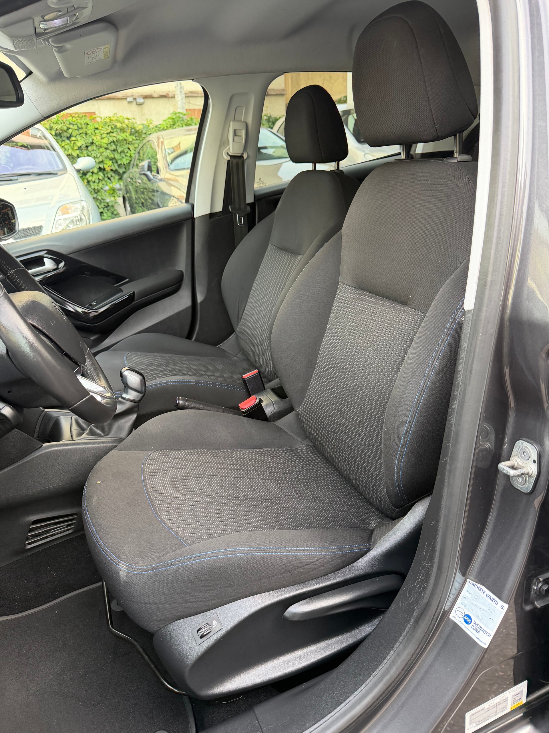 PEUGEOT 208 1.2 PureTech Active-image-9