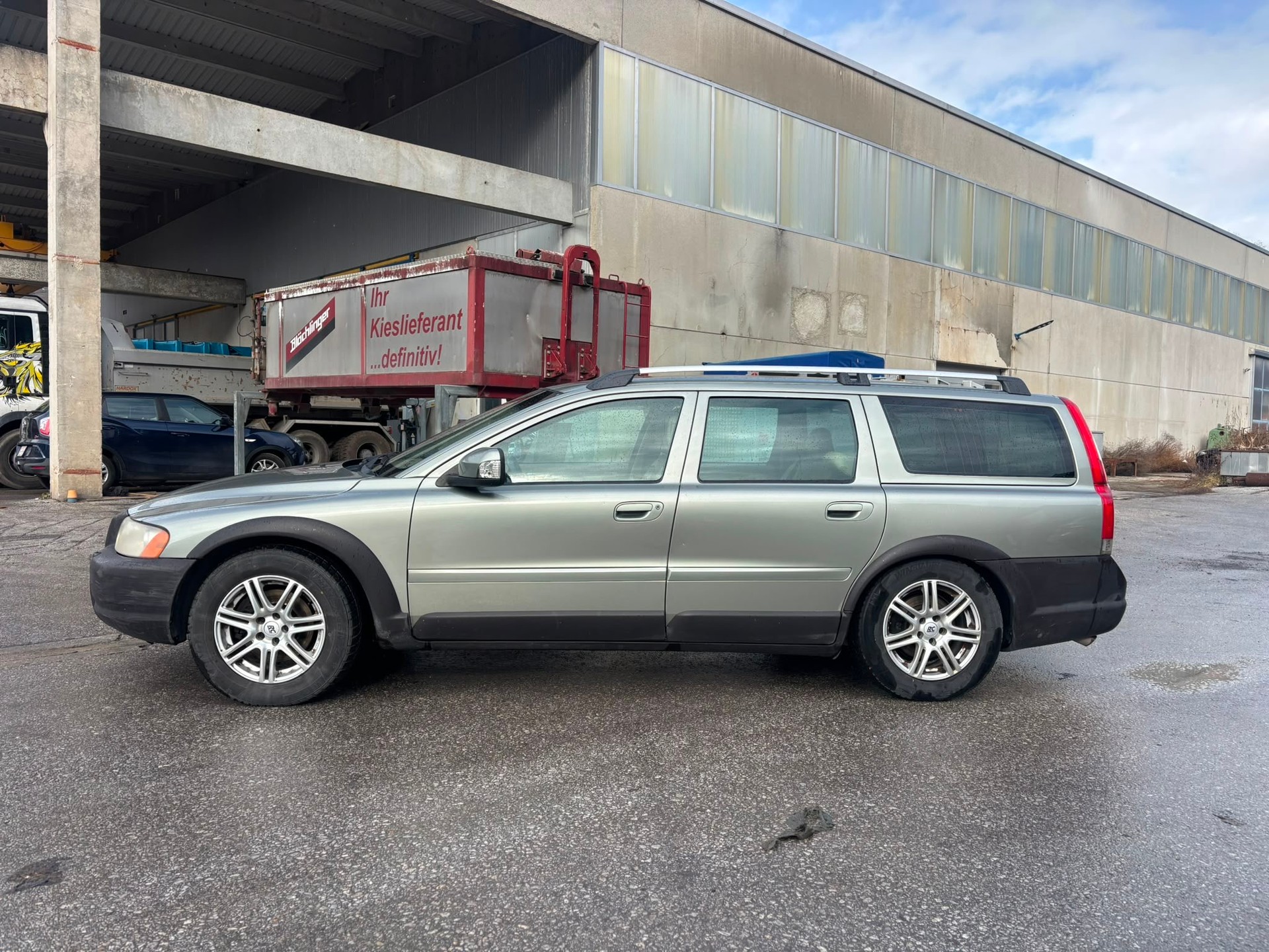 VOLVO XC70 D5 AWD Momentum-image-1