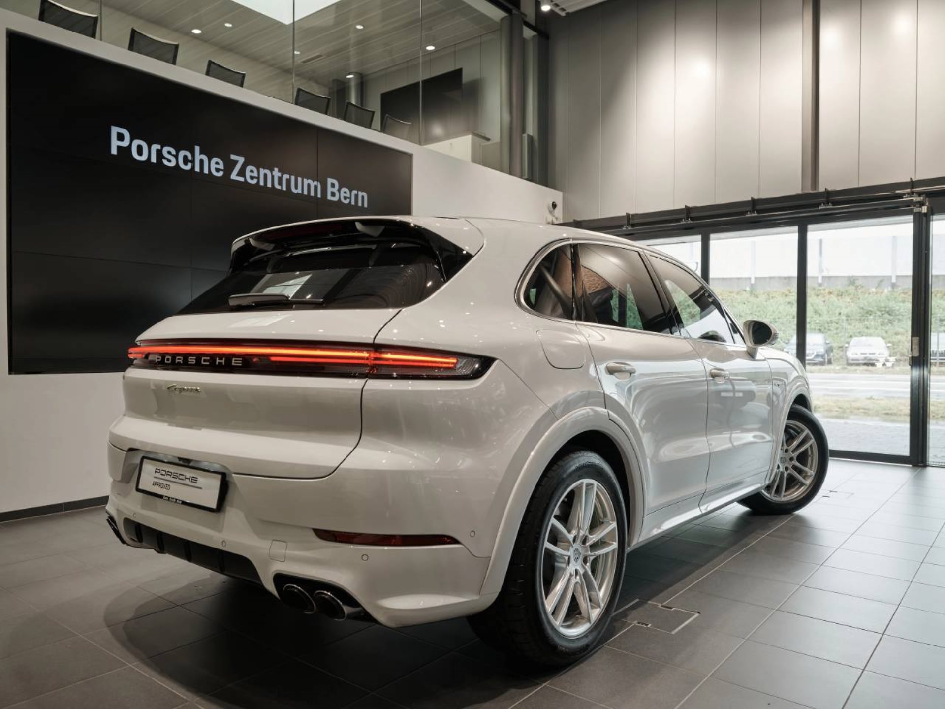 PORSCHE Cayenne E-Hybrid-showroom-element-2