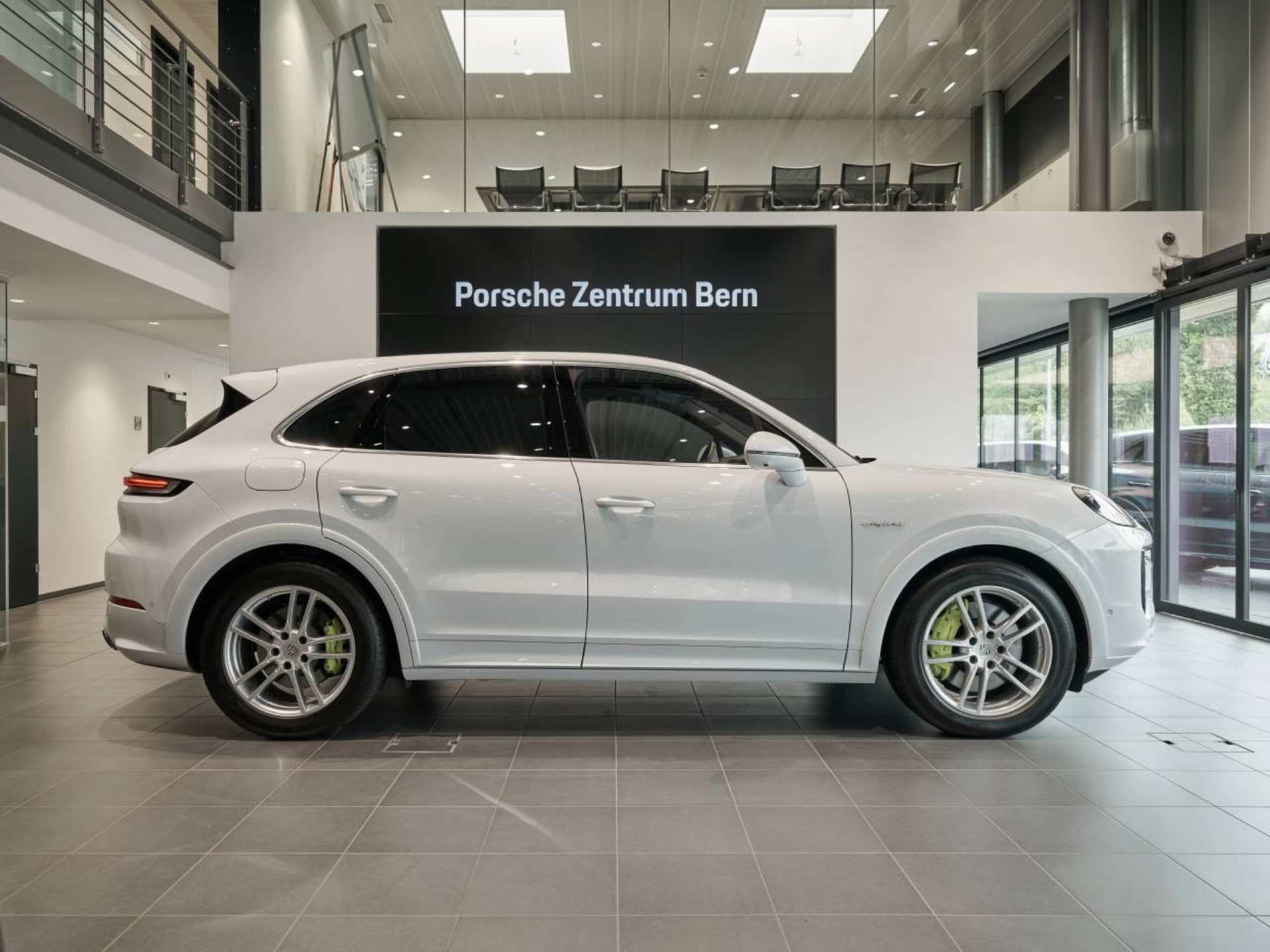 PORSCHE Cayenne E-Hybrid-showroom-element-1