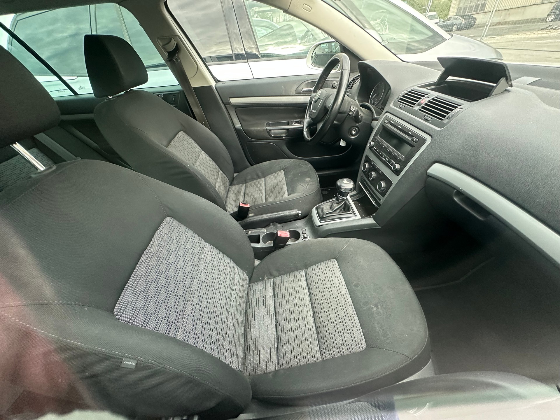 SKODA Octavia Combi 1.4 TSI Elegance DSG-image-2