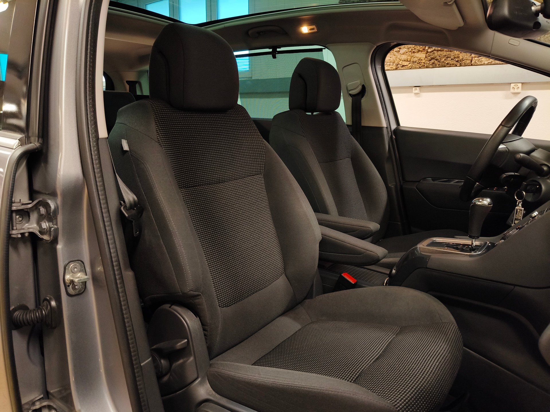 PEUGEOT 5008 2.0 HDI Business Tiptronic-image-23