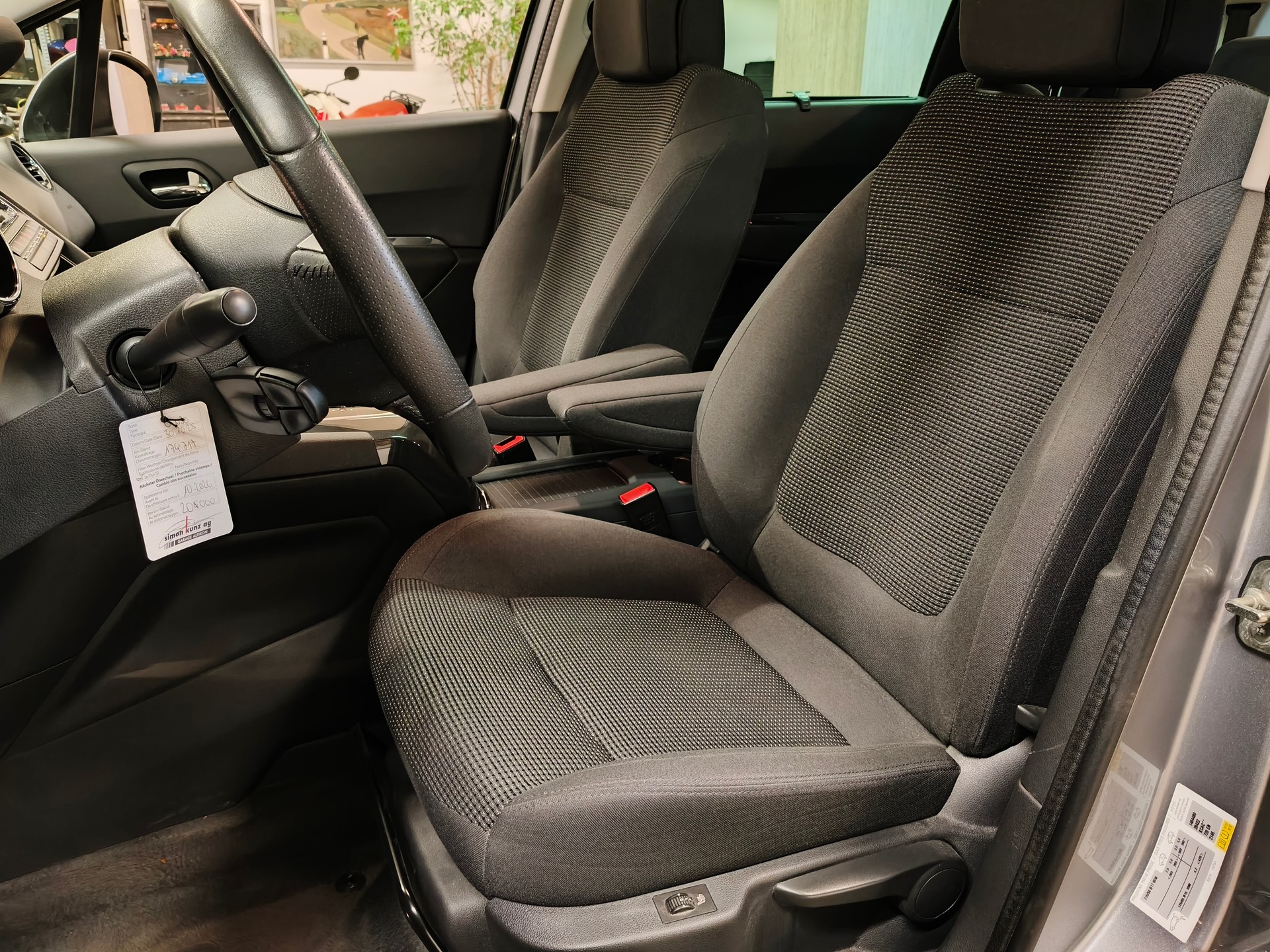 PEUGEOT 5008 2.0 HDI Business Tiptronic-image-15