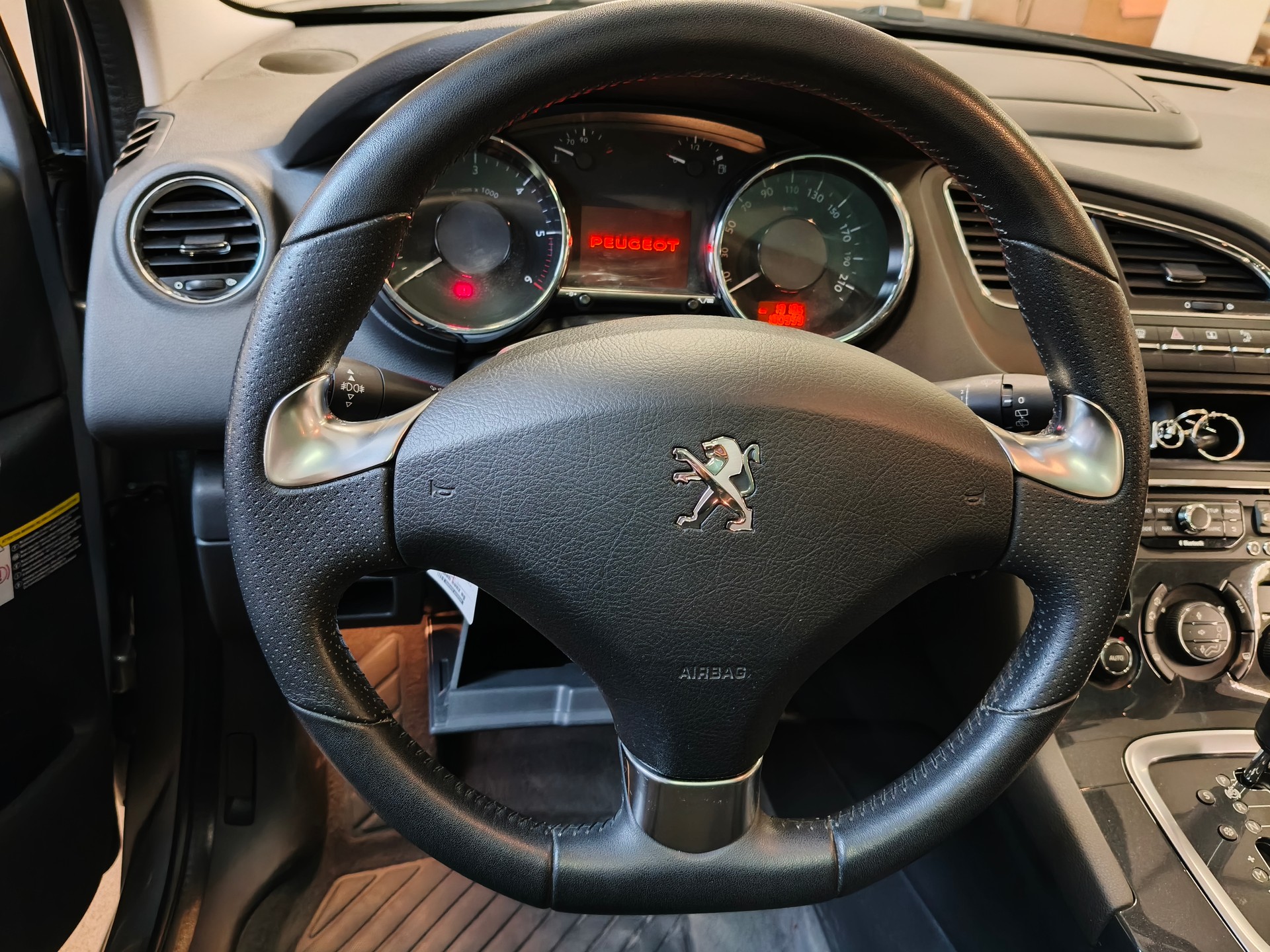 PEUGEOT 5008 2.0 HDI Business Tiptronic-image-29