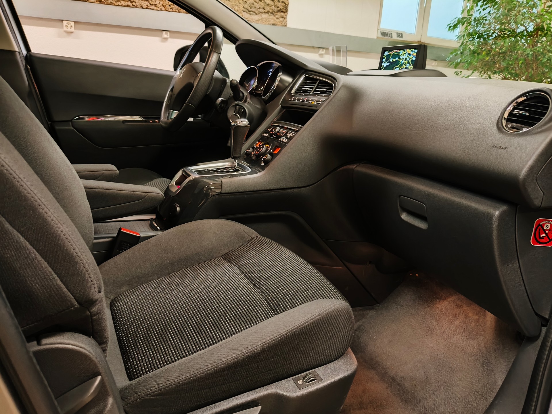 PEUGEOT 5008 2.0 HDI Business Tiptronic-image-22