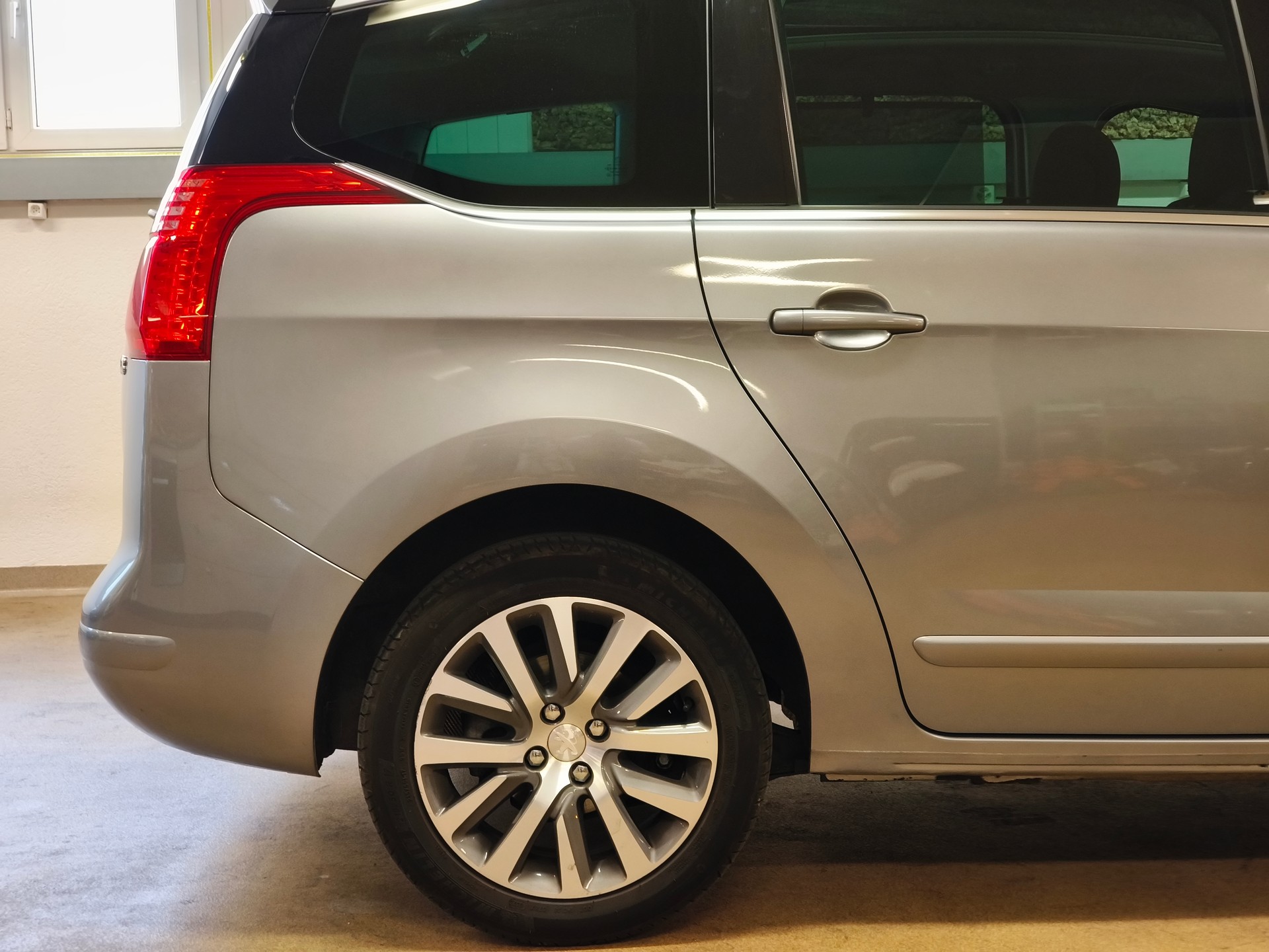 PEUGEOT 5008 2.0 HDI Business Tiptronic-image-7