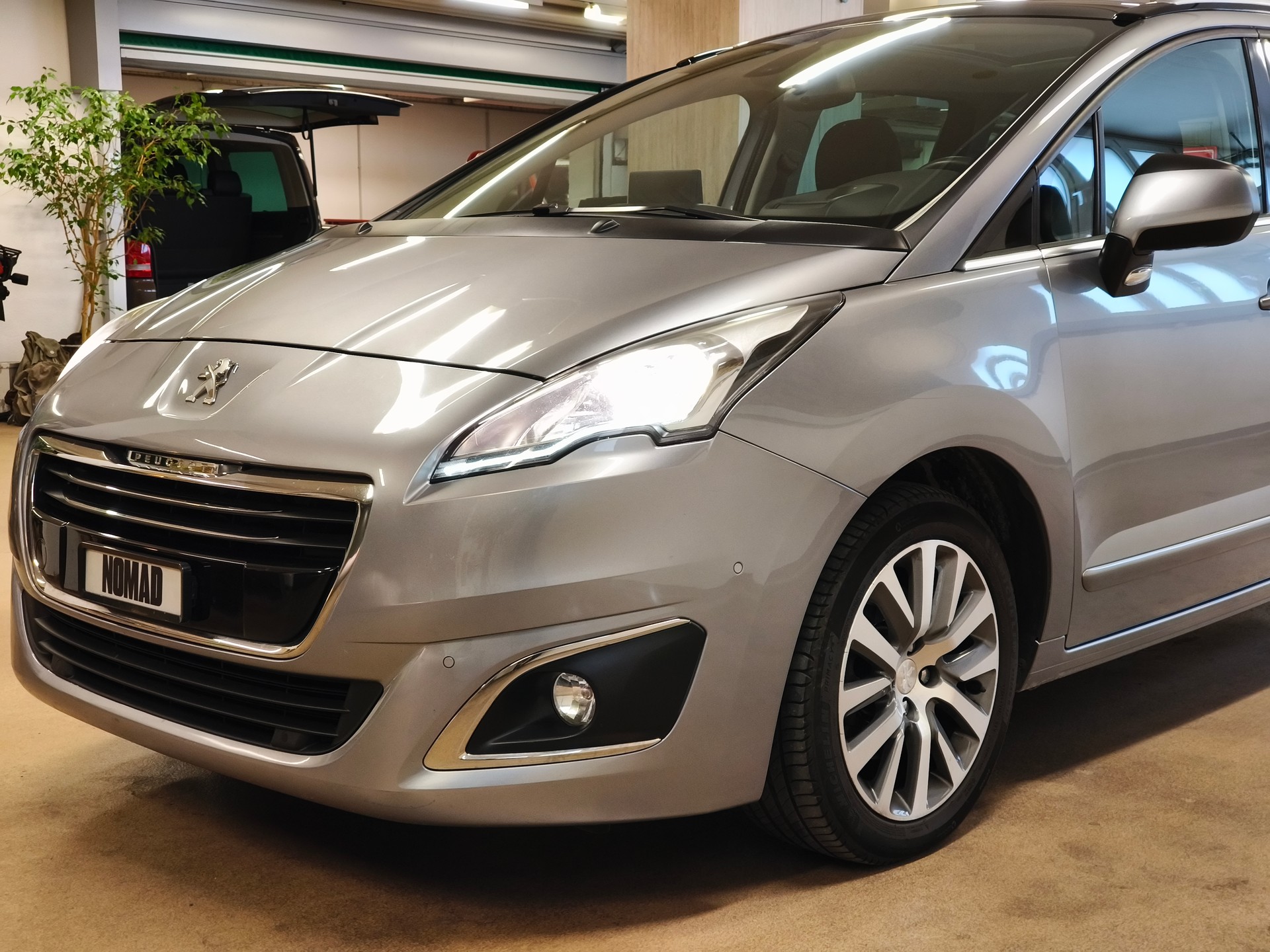 PEUGEOT 5008 2.0 HDI Business Tiptronic-image-1