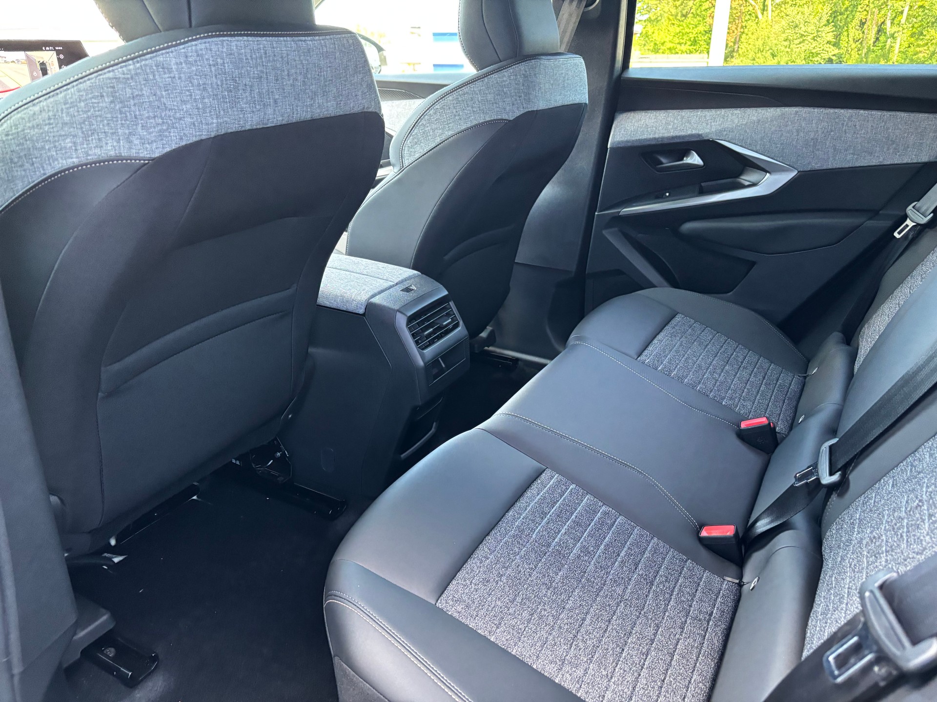 PEUGEOT 3008 73kWh Allure Premium Dual Motor 325 AWD-image-9