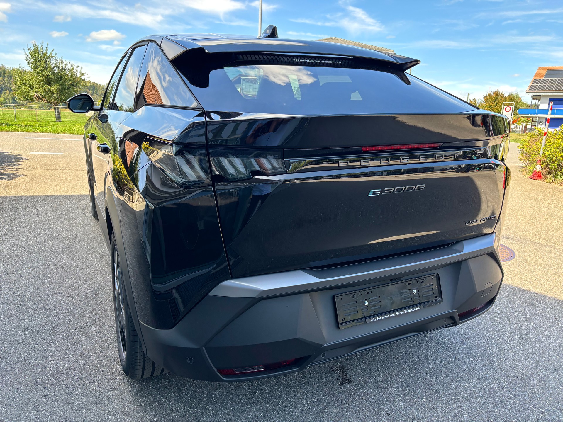 PEUGEOT 3008 73kWh Allure Premium Dual Motor 325 AWD-image-2