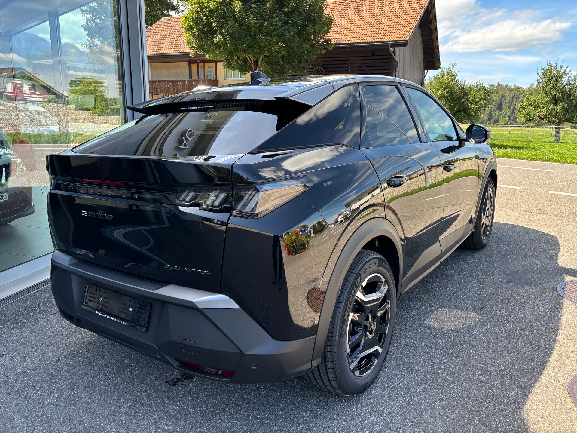 PEUGEOT 3008 73kWh Allure Premium Dual Motor 325 AWD-image-3
