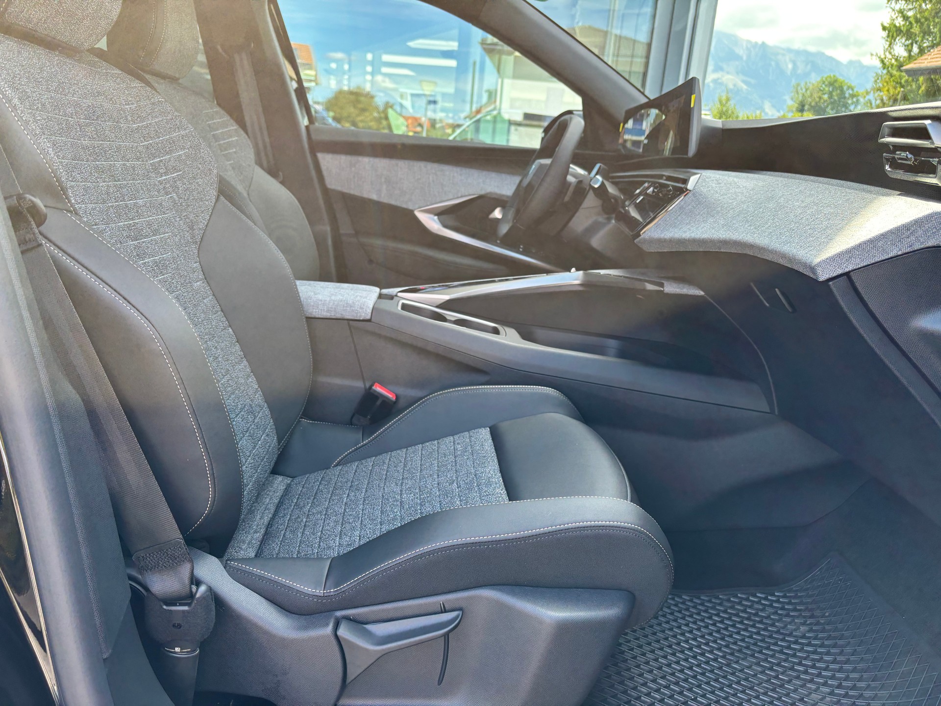 PEUGEOT 3008 73kWh Allure Premium Dual Motor 325 AWD-image-8
