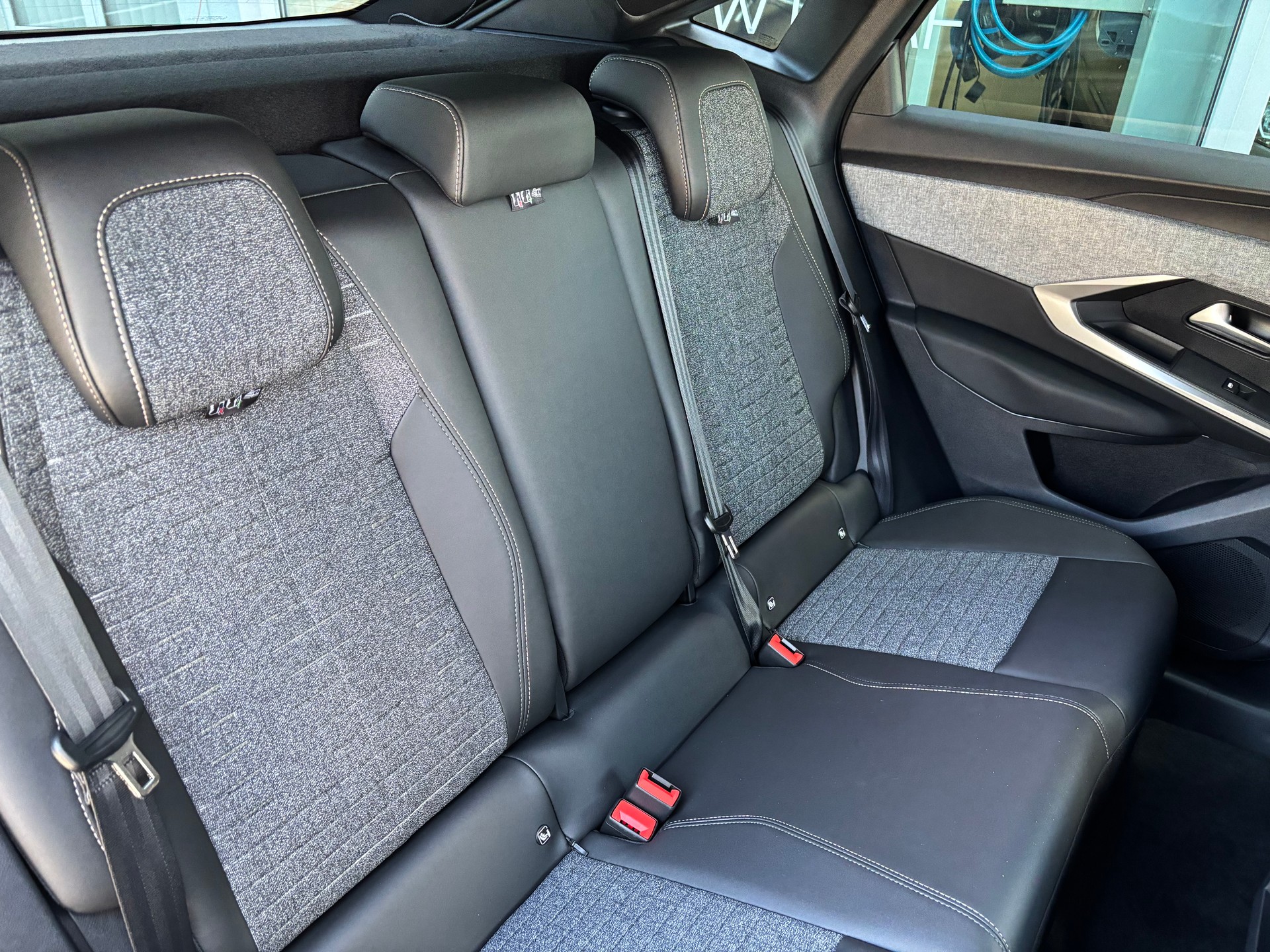 PEUGEOT 3008 73kWh Allure Premium Dual Motor 325 AWD-image-7