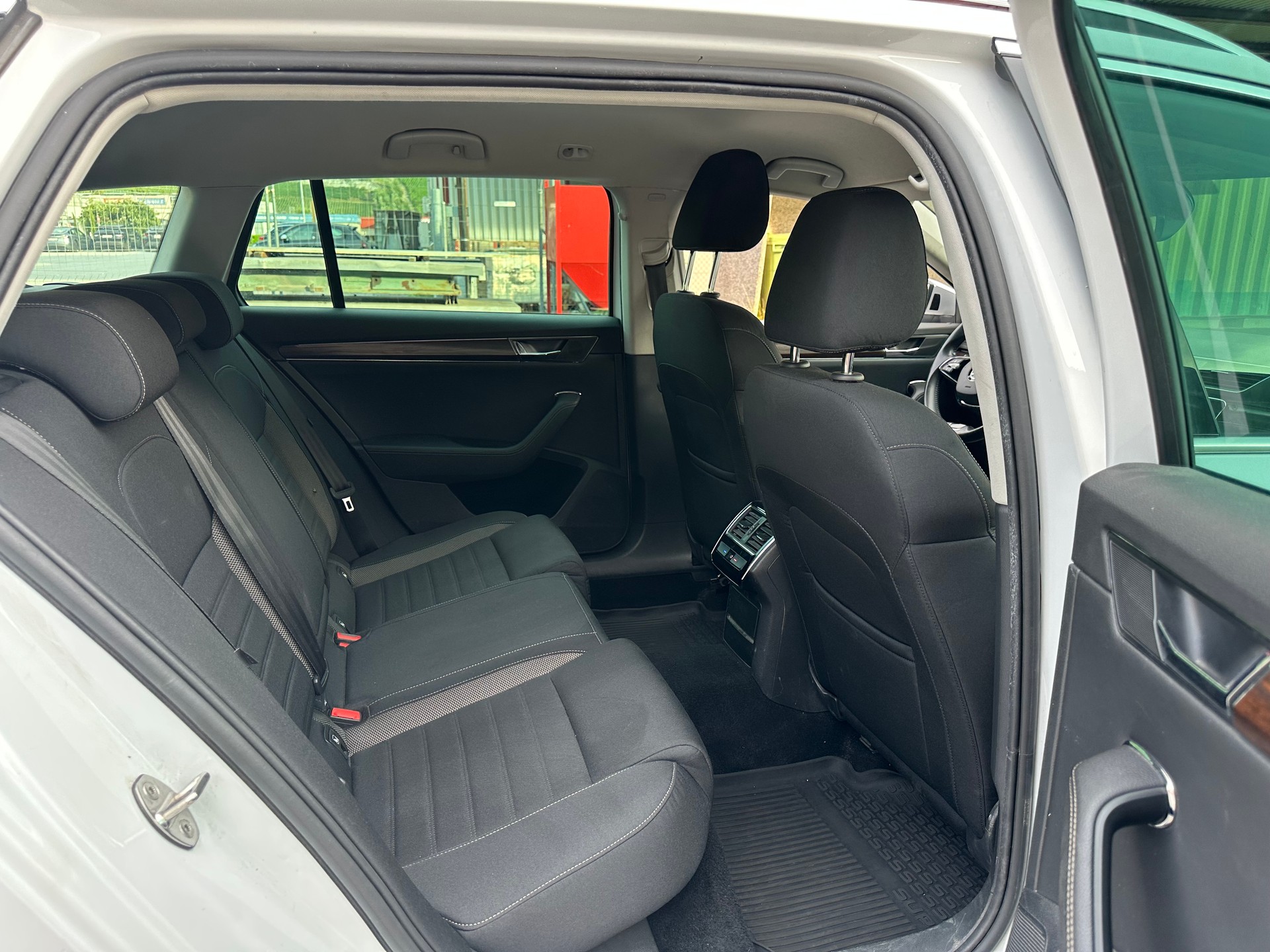 SKODA Superb 2.0 TSI Scout 4x4 DSG-image-15