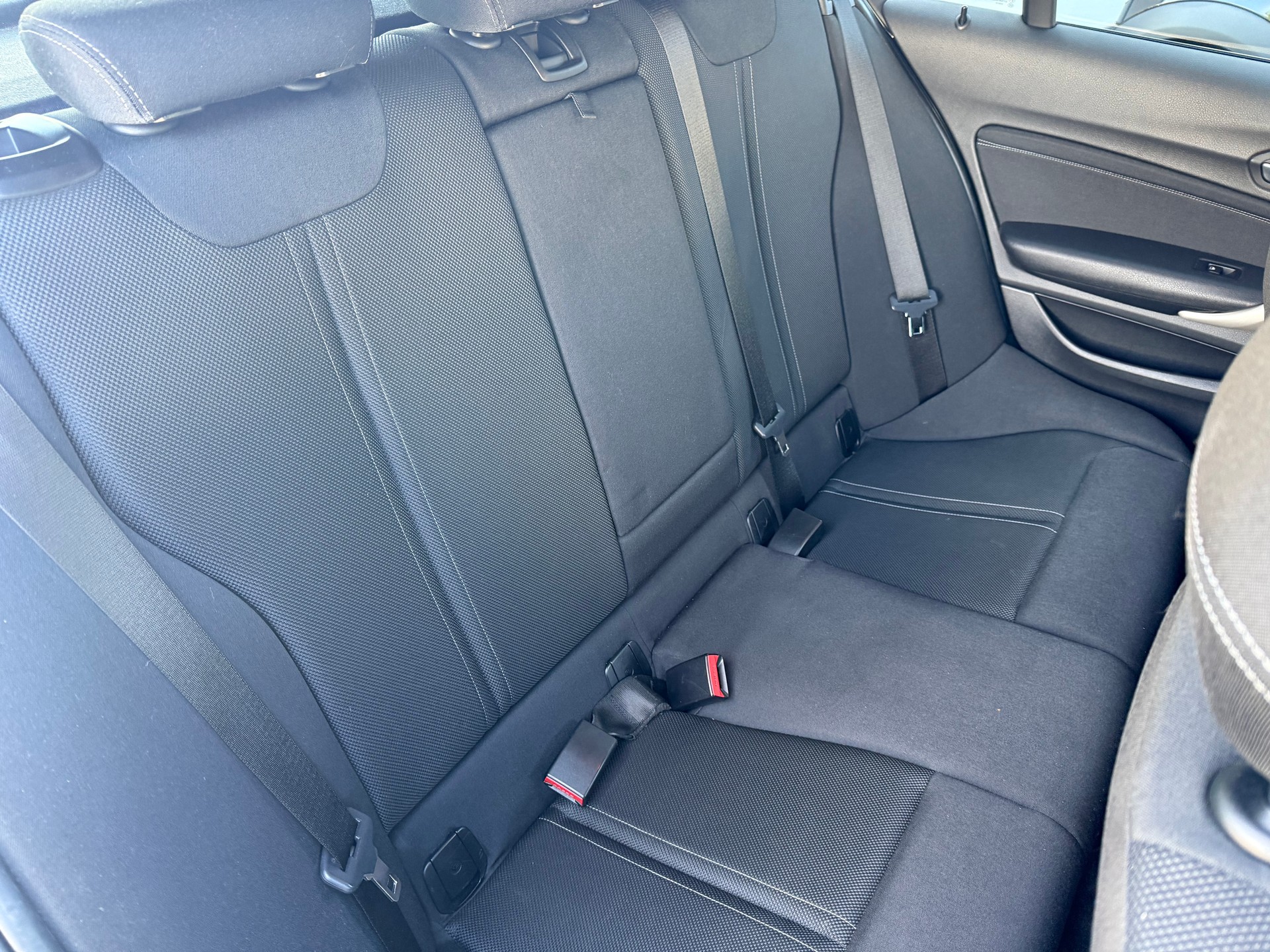 BMW 120d xDrive Essential Edition Steptronic-image-11