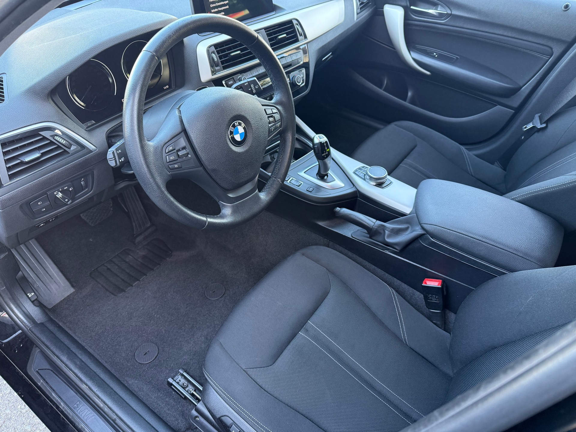 BMW 120d xDrive Essential Edition Steptronic-image-8