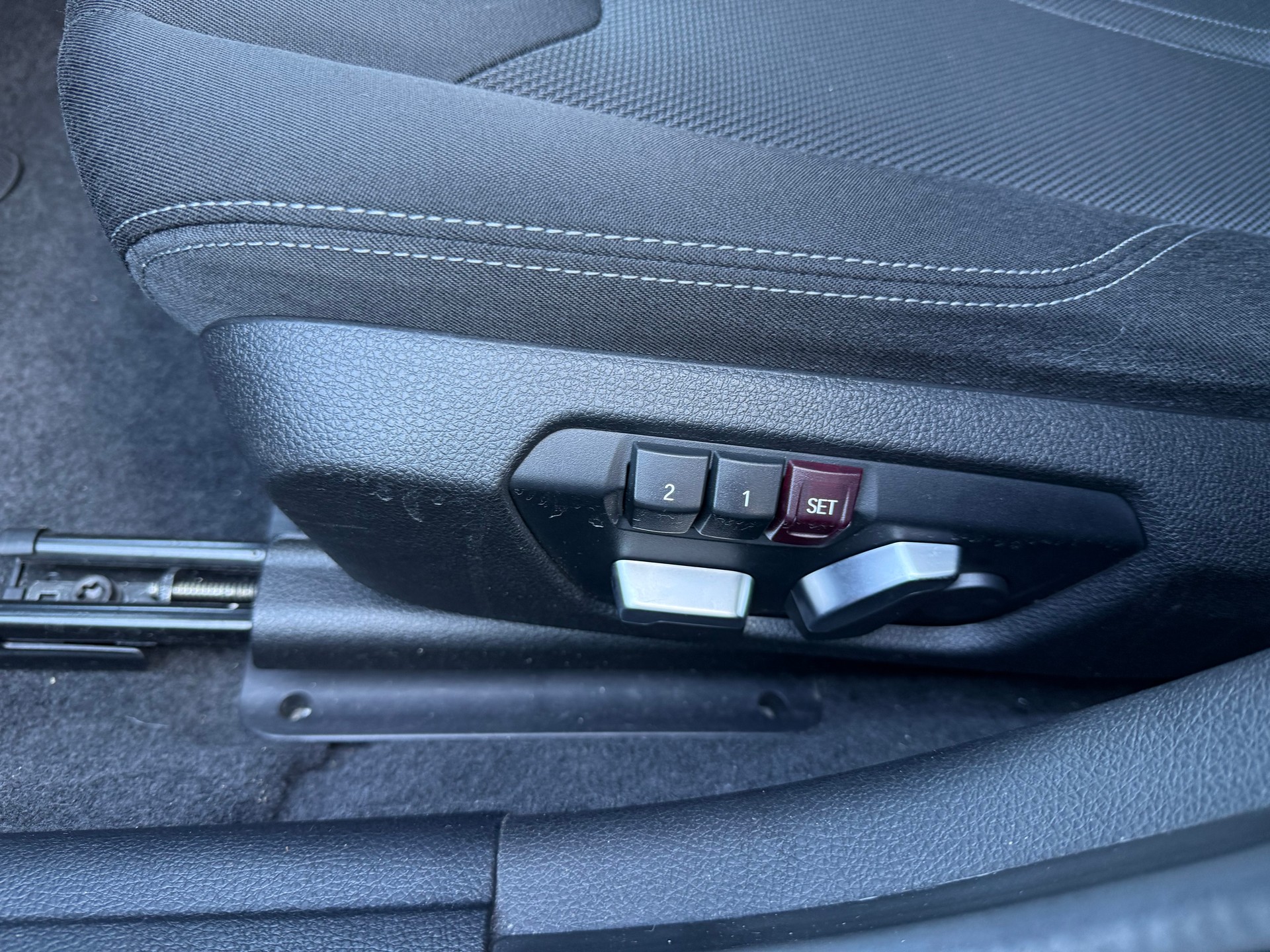 BMW 120d xDrive Essential Edition Steptronic-image-22