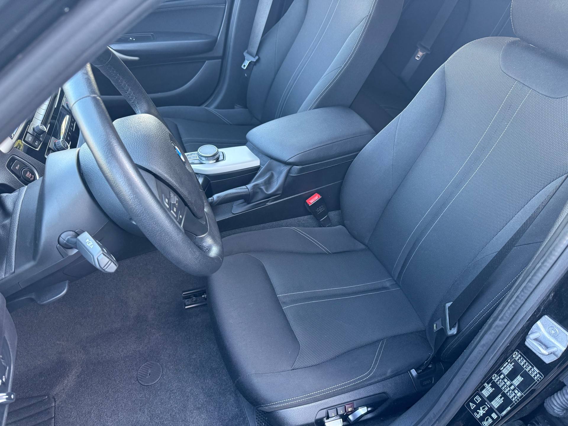 BMW 120d xDrive Essential Edition Steptronic-image-9