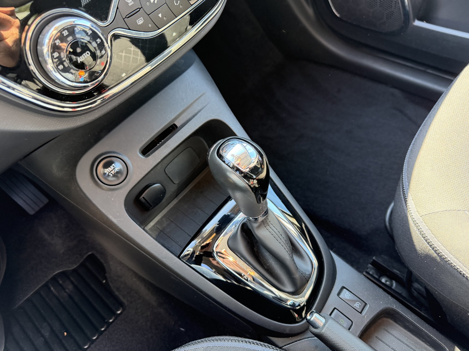 RENAULT Captur 1.2 T 16V Privilège EDC-image-10