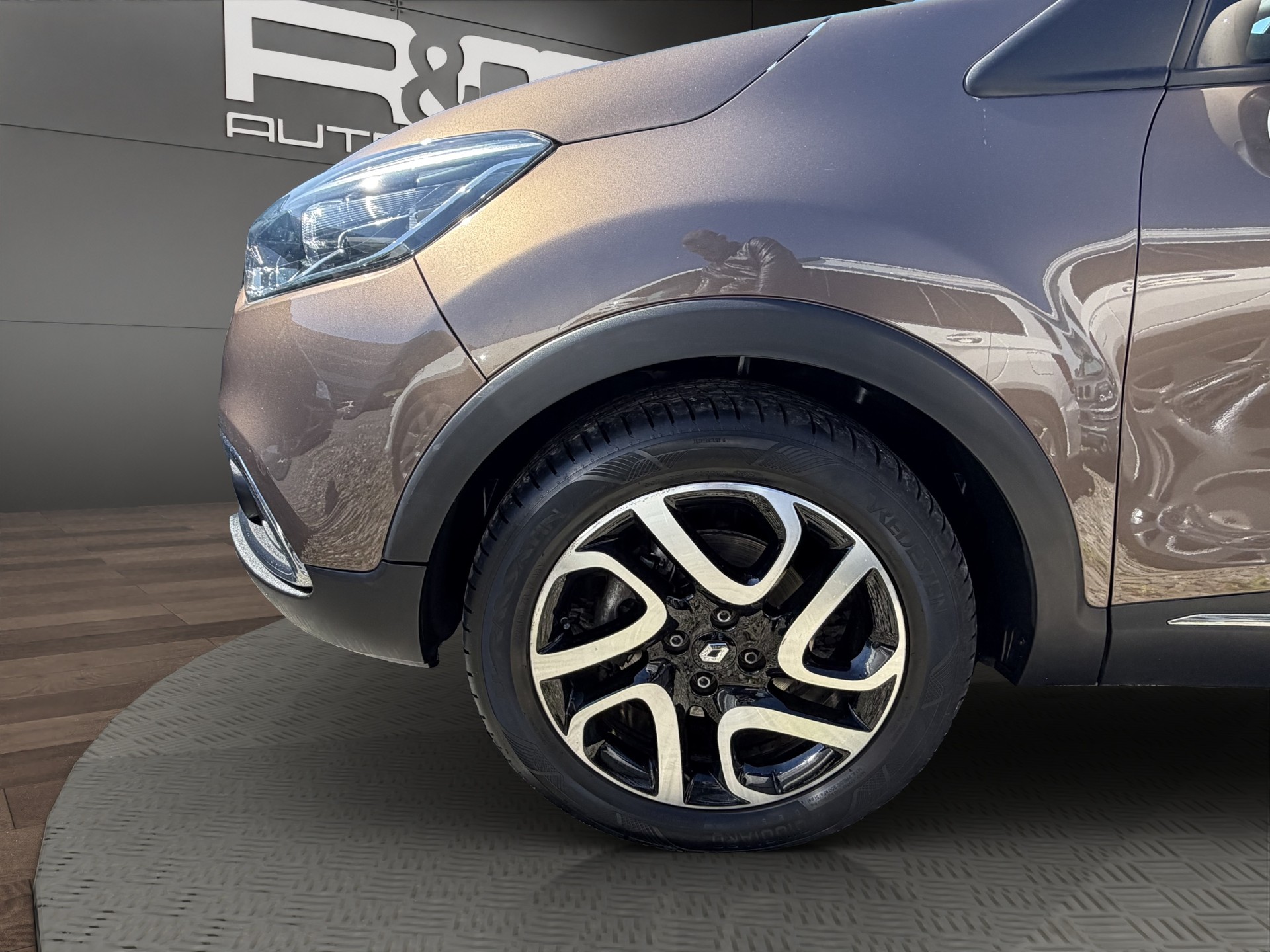RENAULT Captur 1.2 T 16V Privilège EDC-image-1