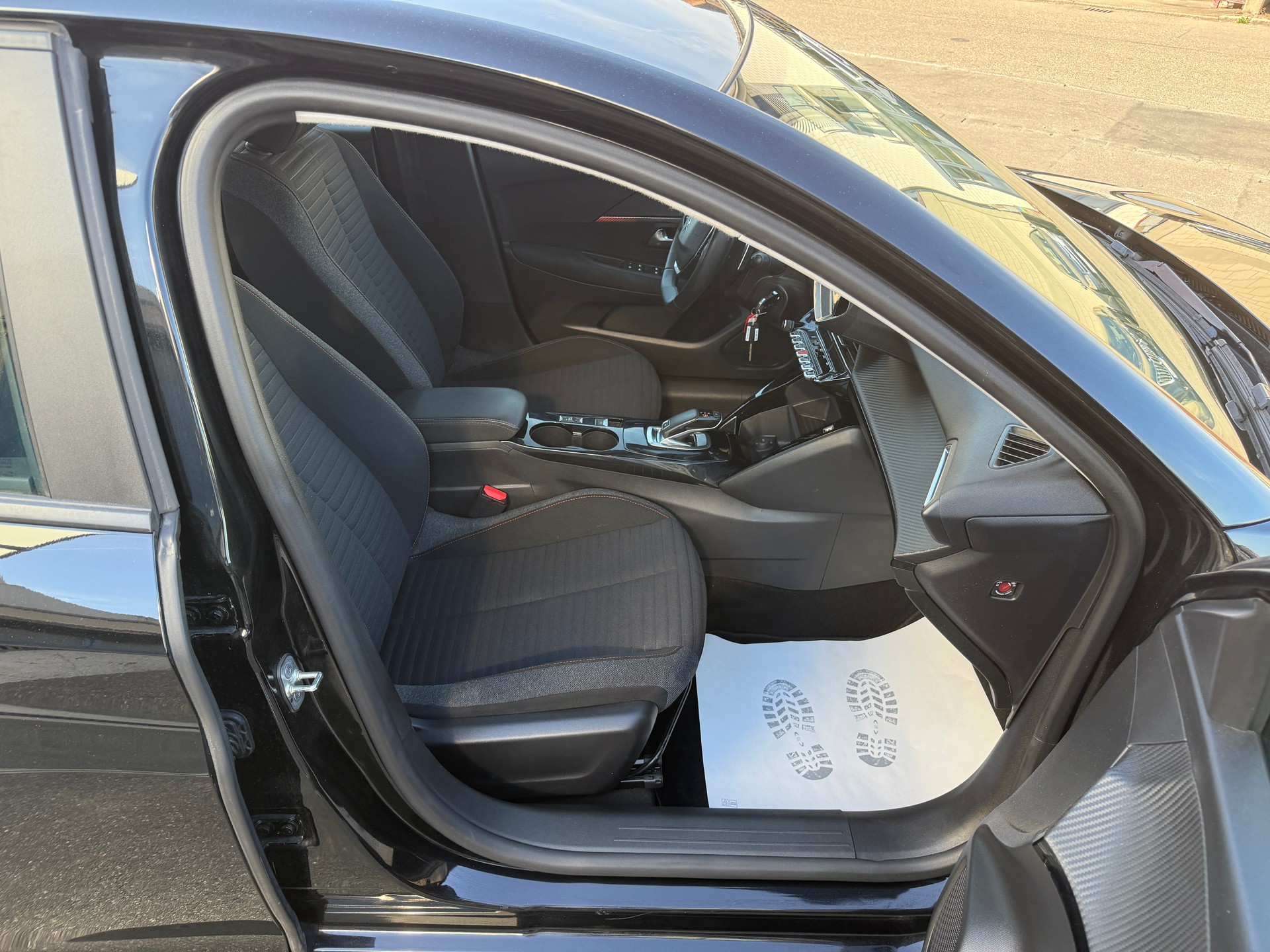 PEUGEOT 208 1.2 PureTech Active Pack EAT8-image-8