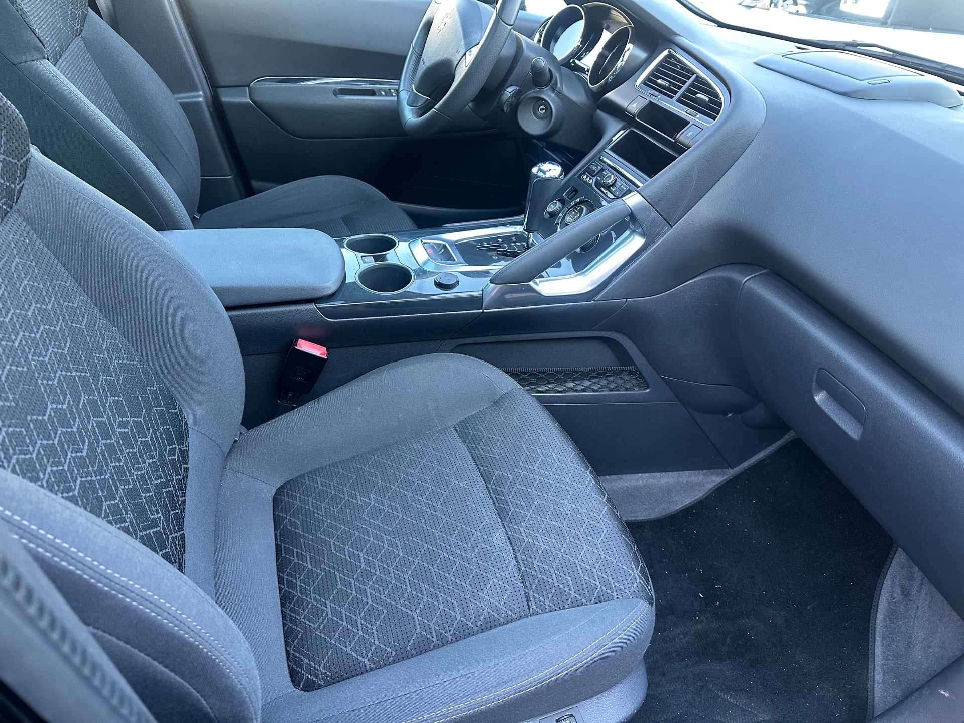 PEUGEOT 3008 2.0 HDI Business Tiptronic-image-7