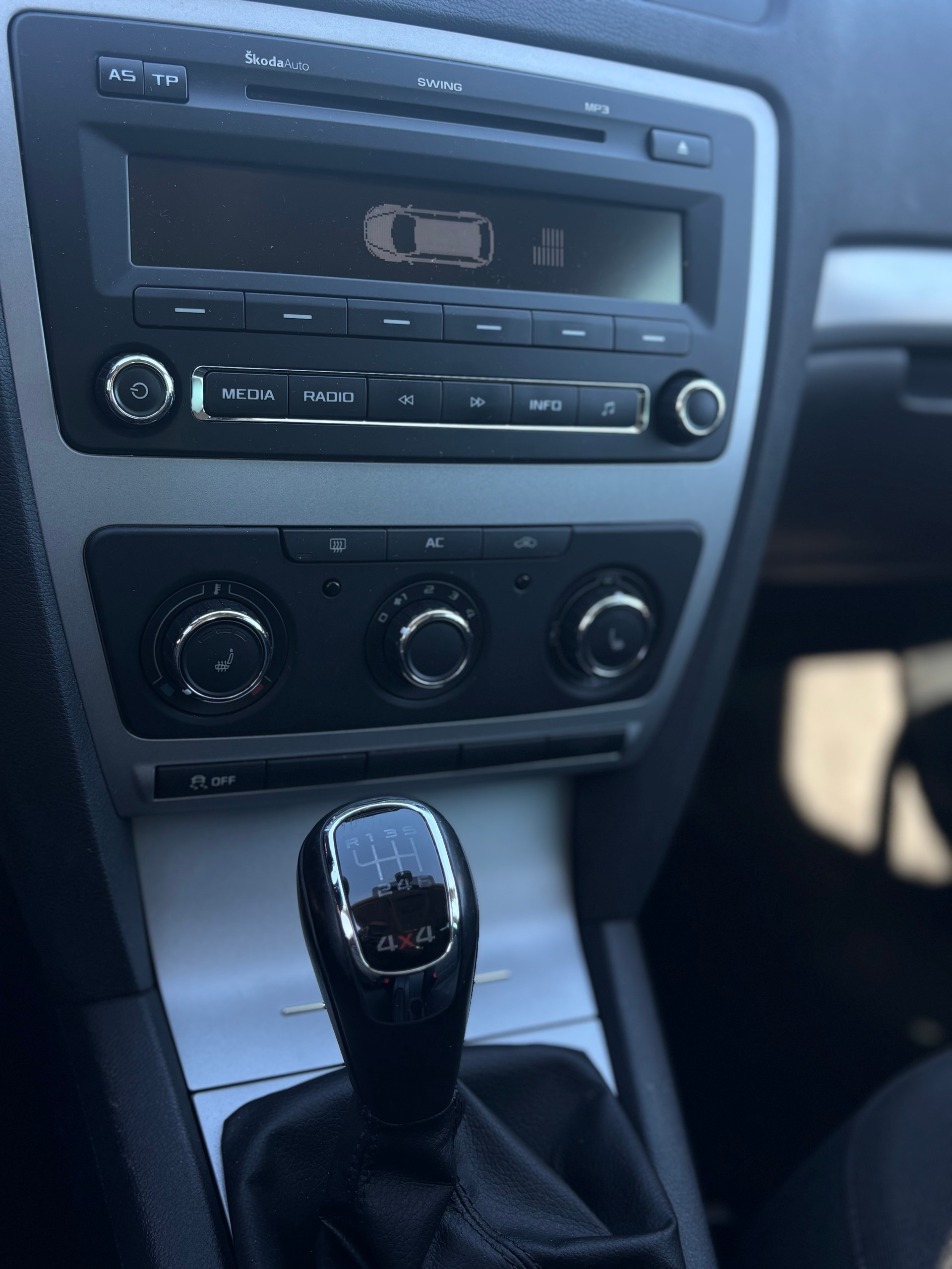 SKODA Octavia Combi 2.0 TDI Twenty20 4x4-image-7