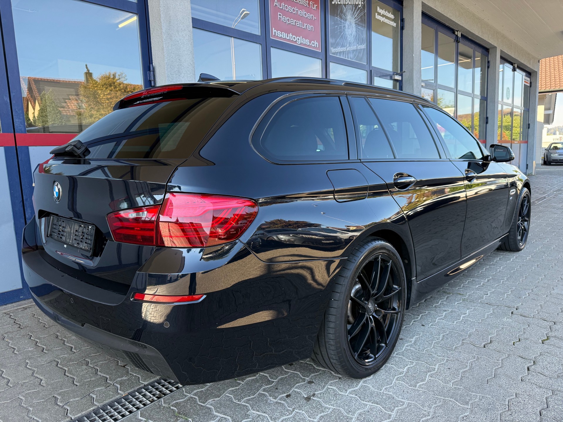 BMW 530d Touring xDrive M Sport Steptronic-image-2