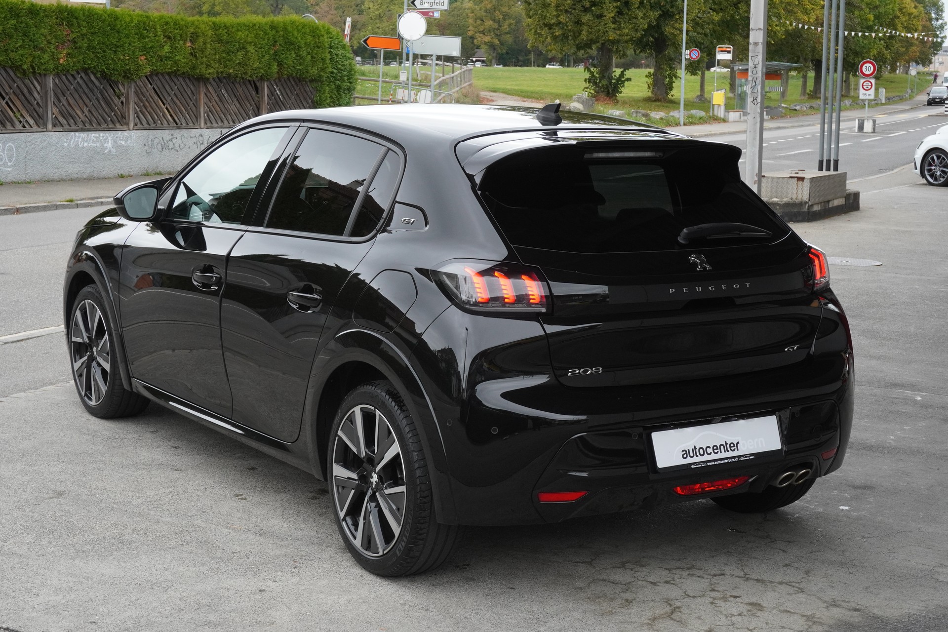 PEUGEOT 208 1.2 PureTech GT Line EAT8-image-5