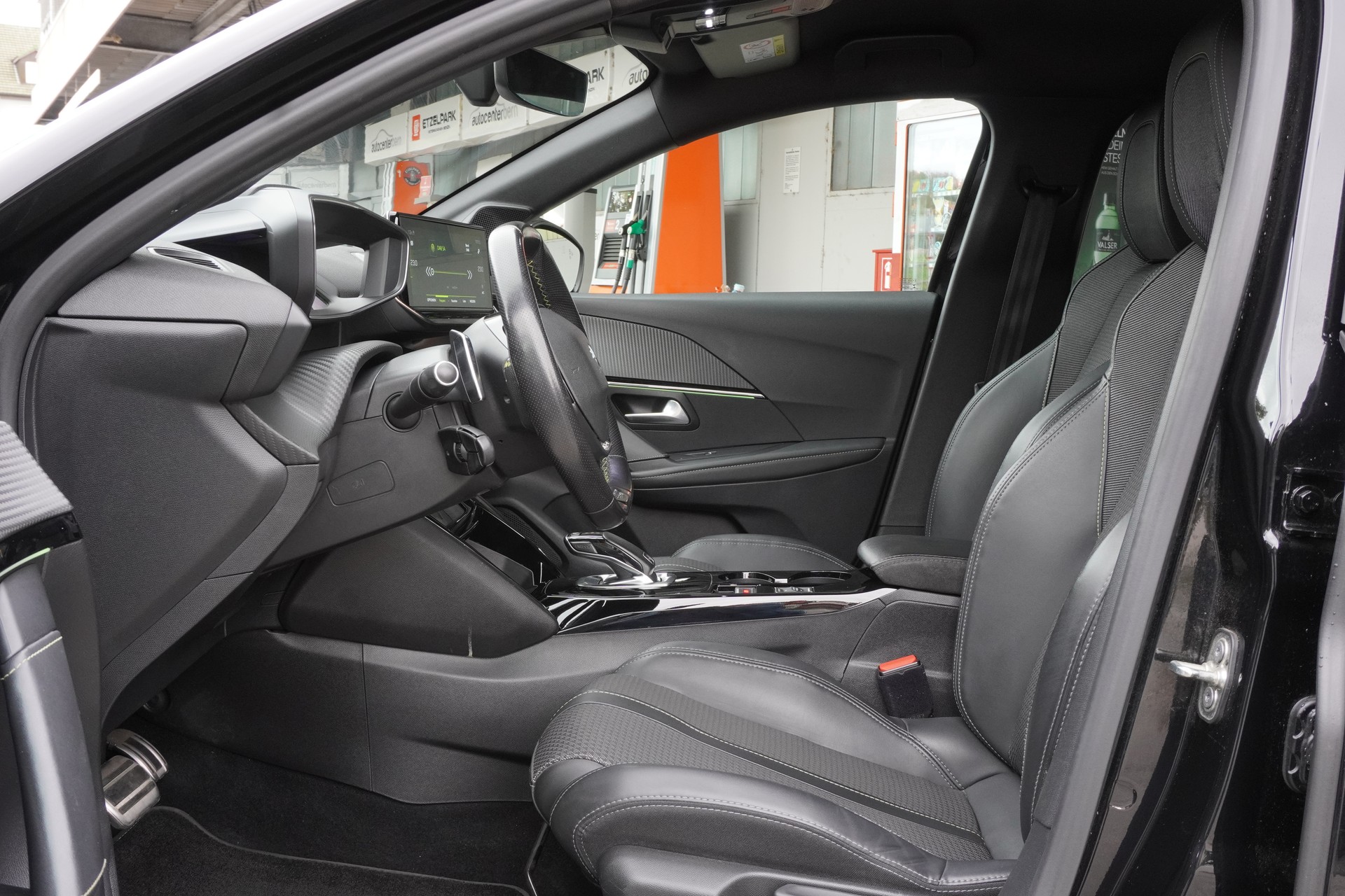 PEUGEOT 208 1.2 PureTech GT Line EAT8-image-7